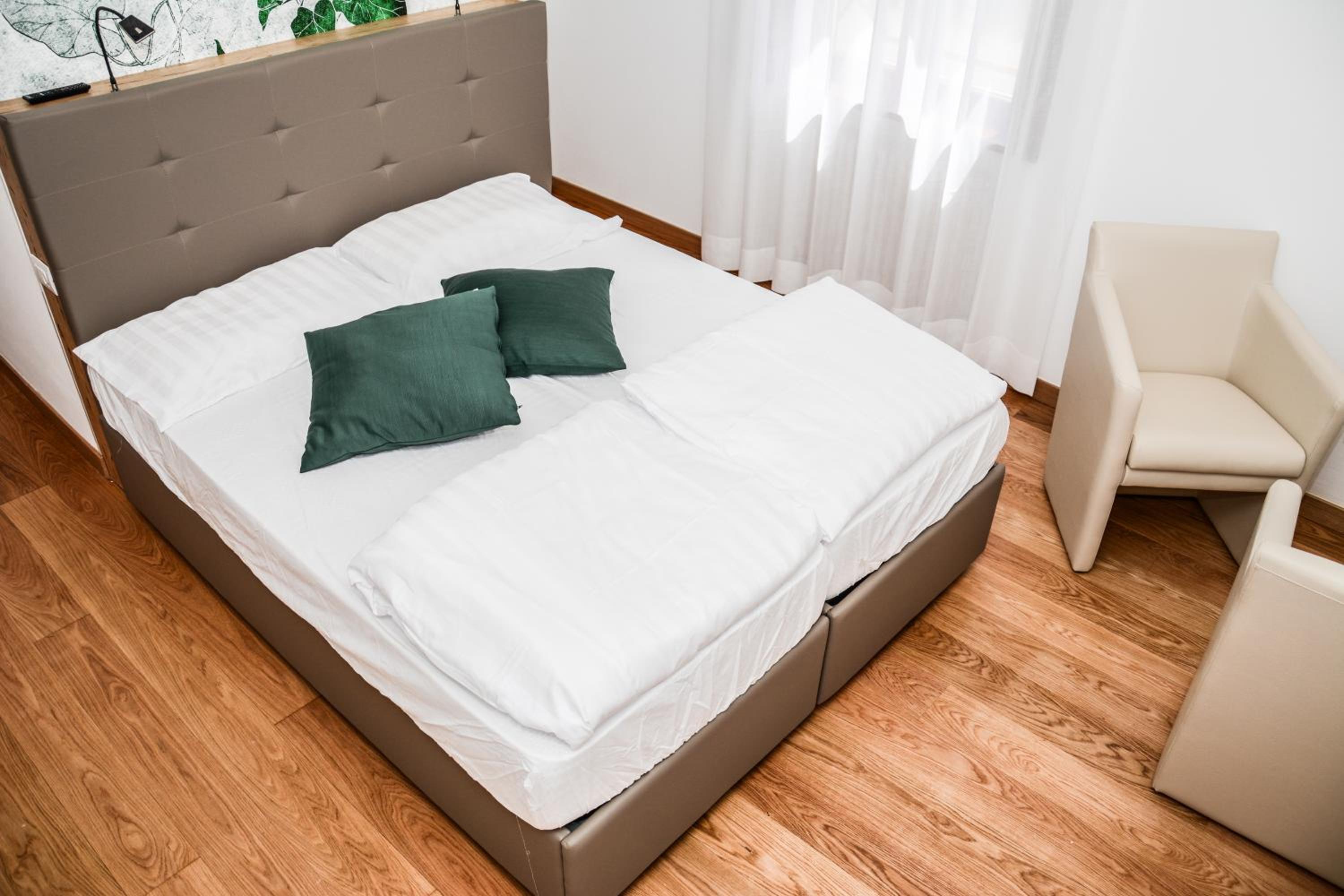 Deluxe Double or Twin Room with Lake View photo 3