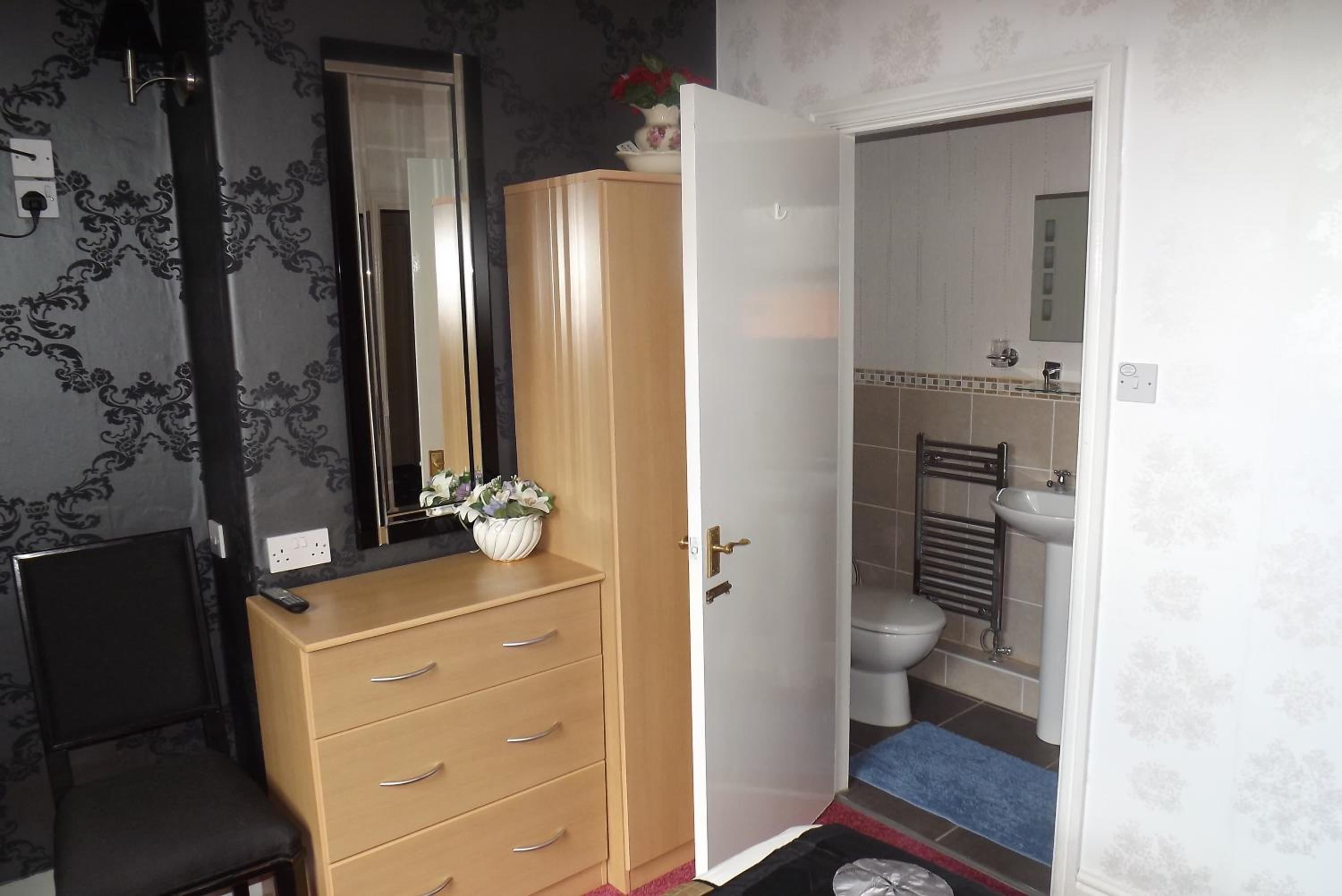 Small Double Room with Sash Window No View photo 2