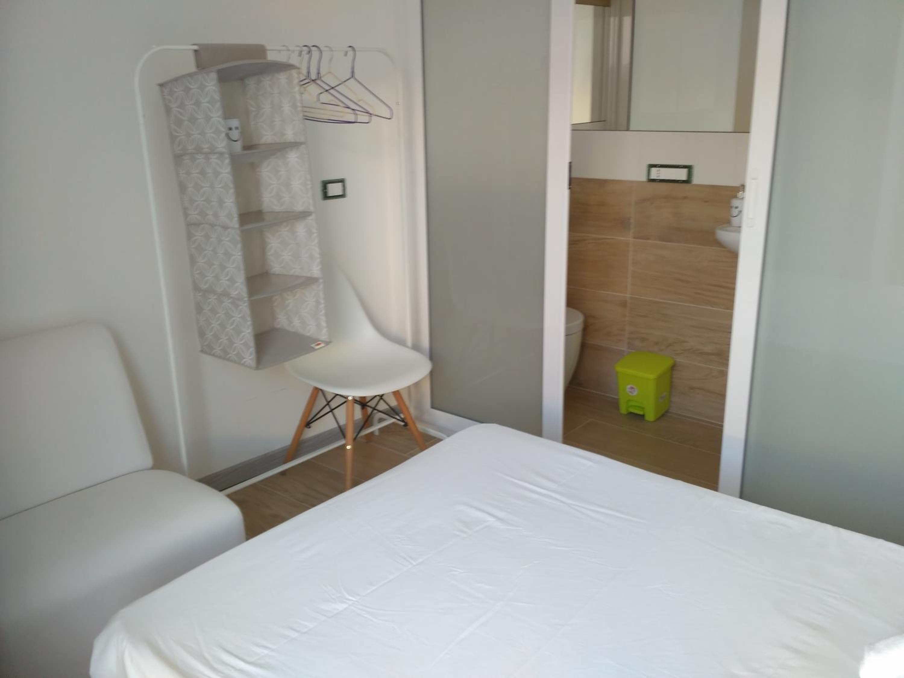 Small Single Room photo 3