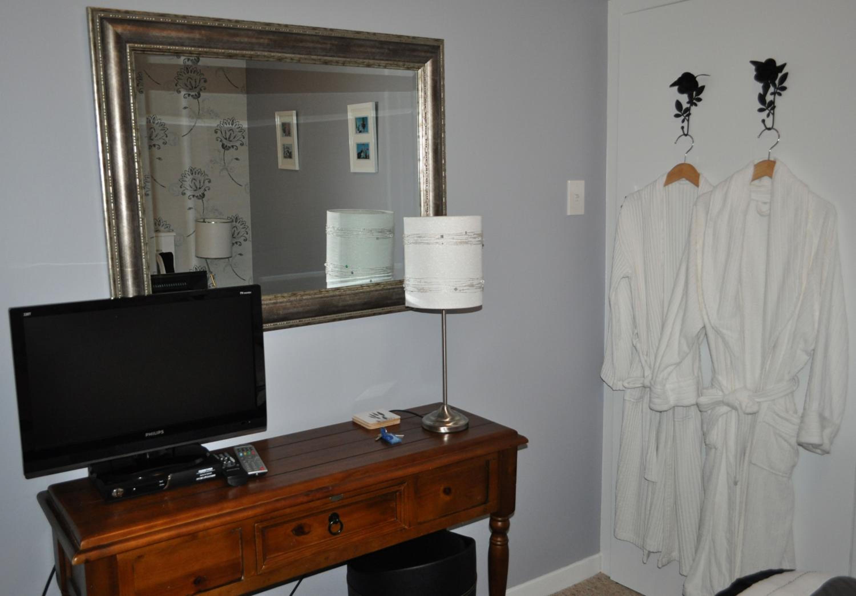 Queen Room photo 2