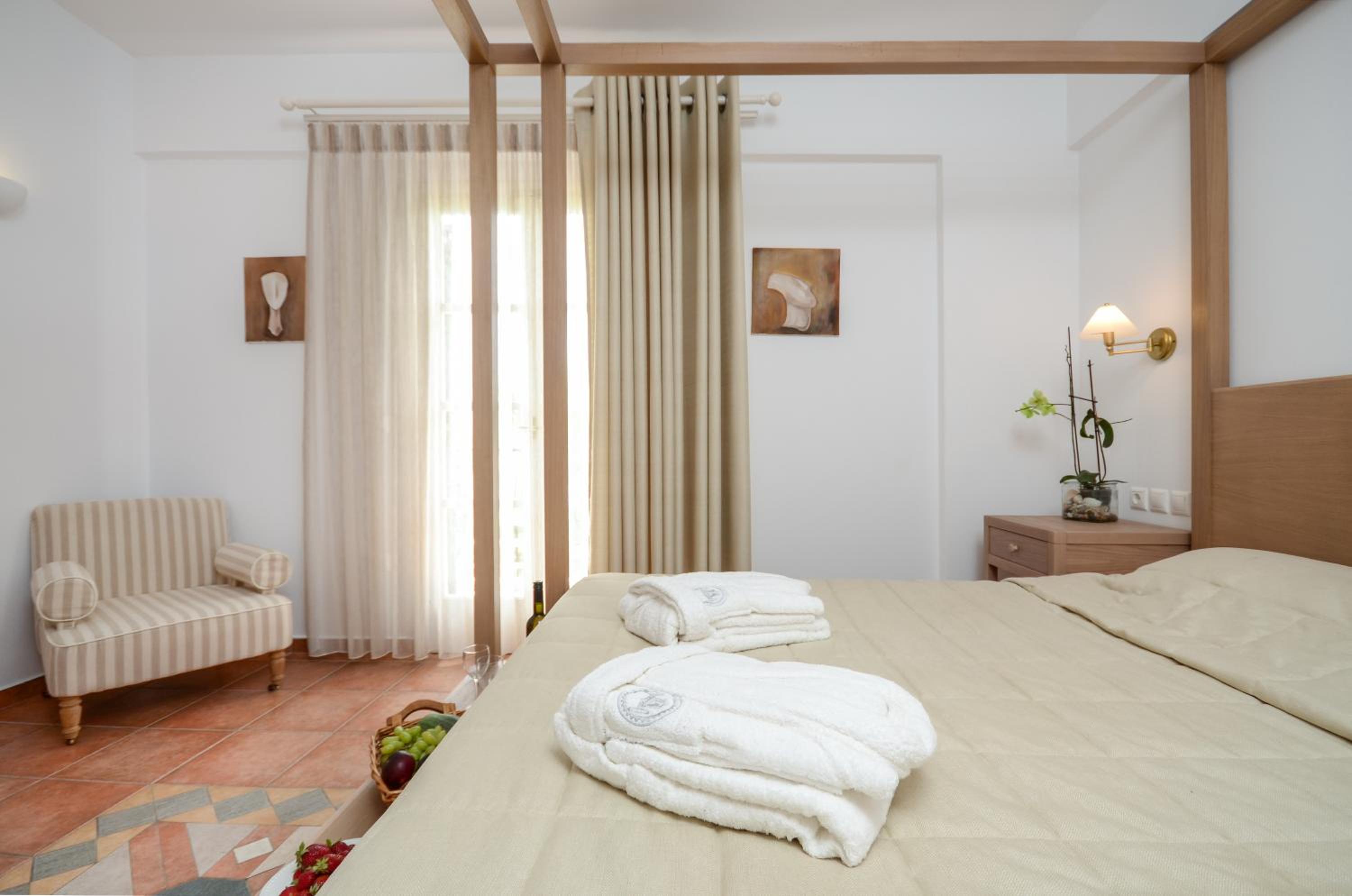 Honeymoon Room - Photo 16