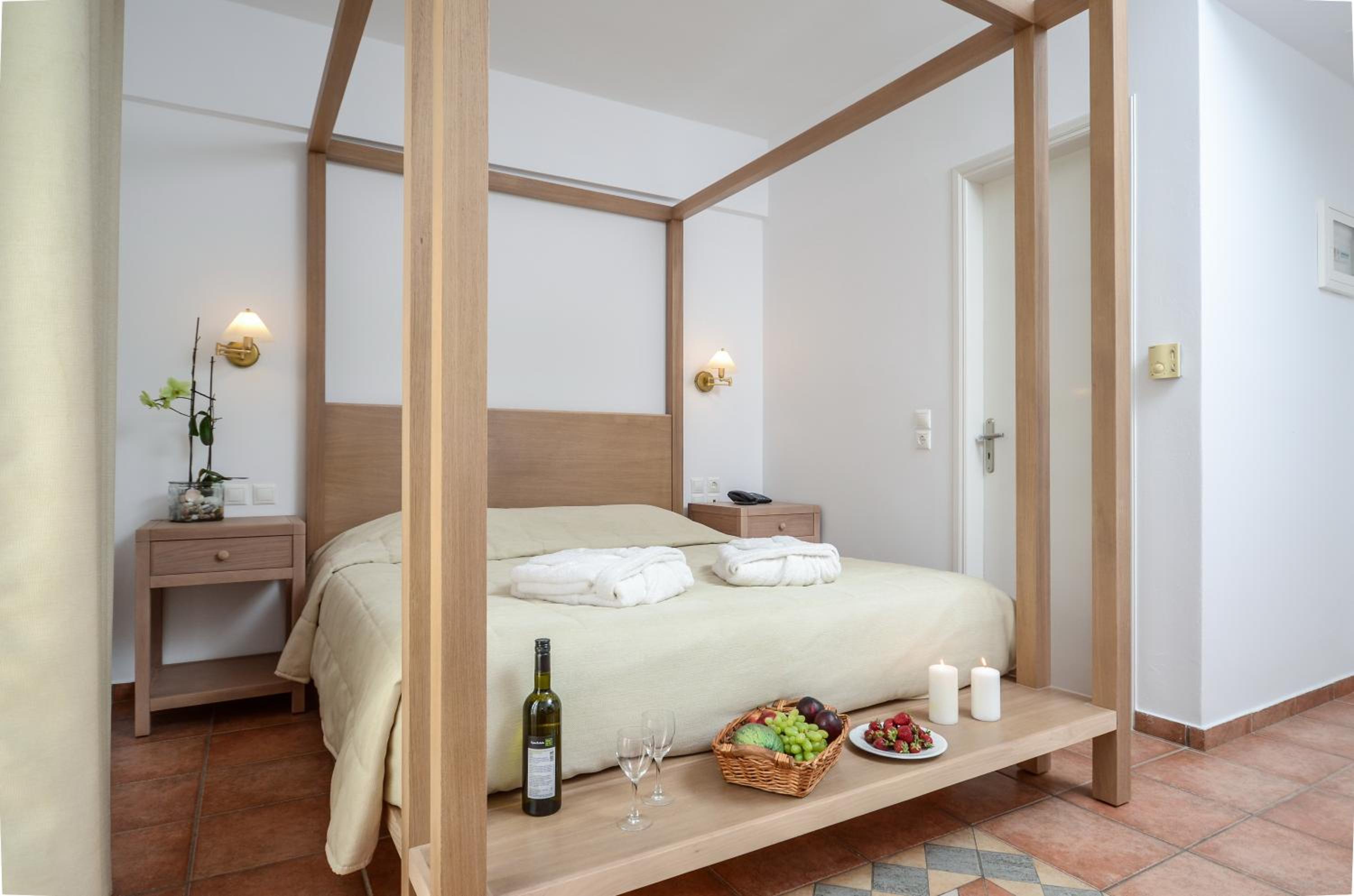 Honeymoon Room - Photo 14