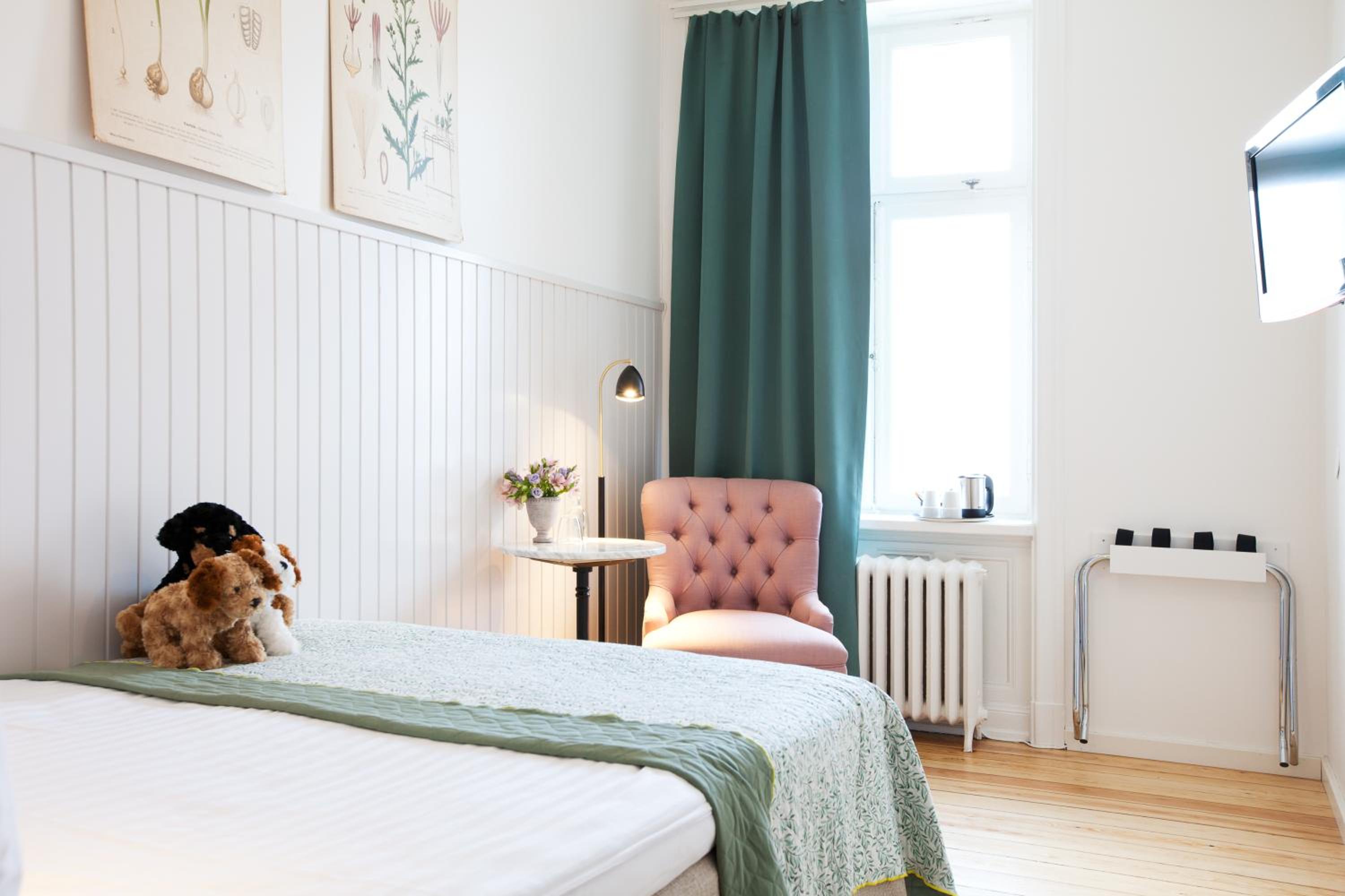 Standard Double Room thumbnail 5