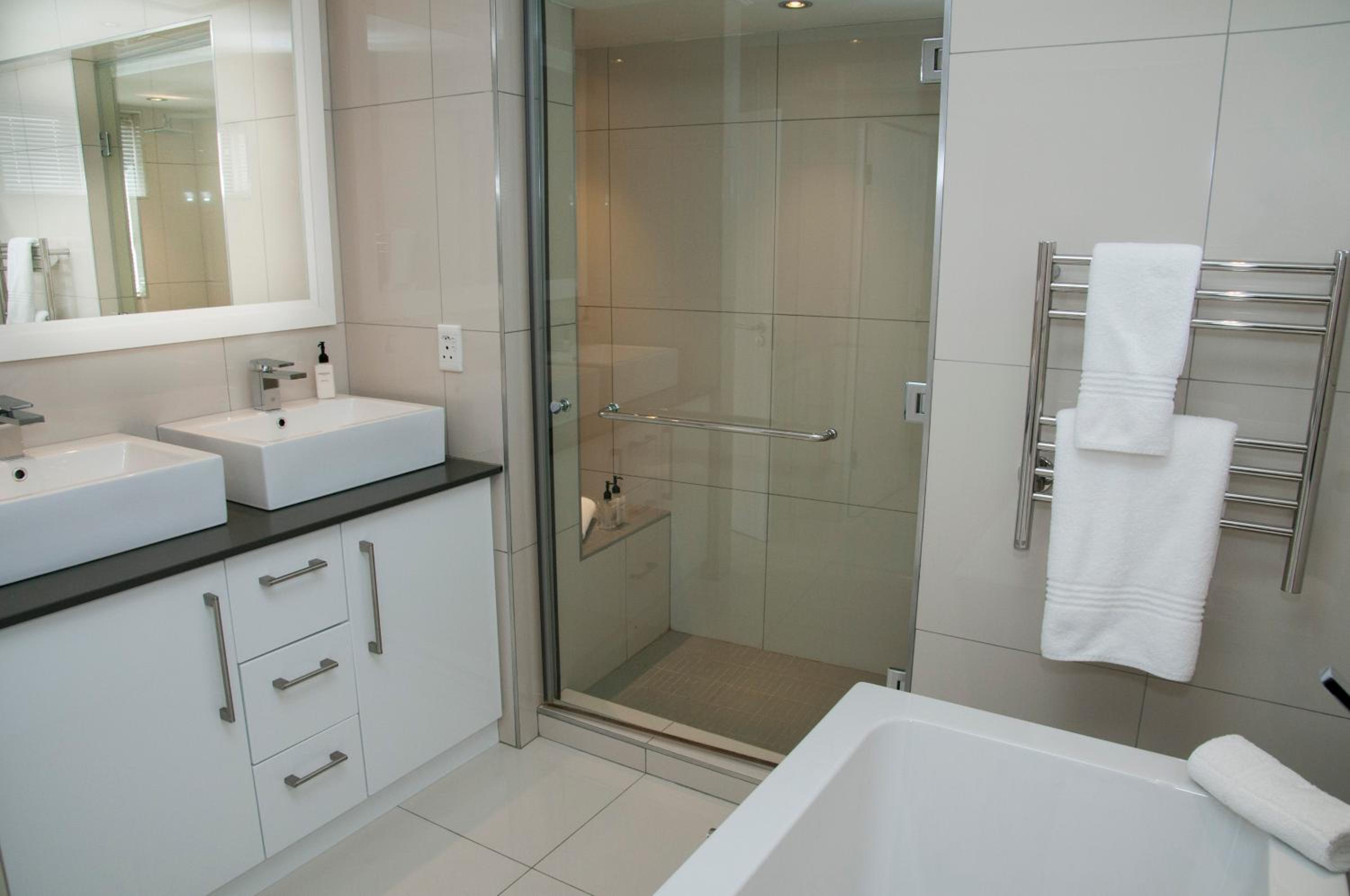 Suite - Photo 17