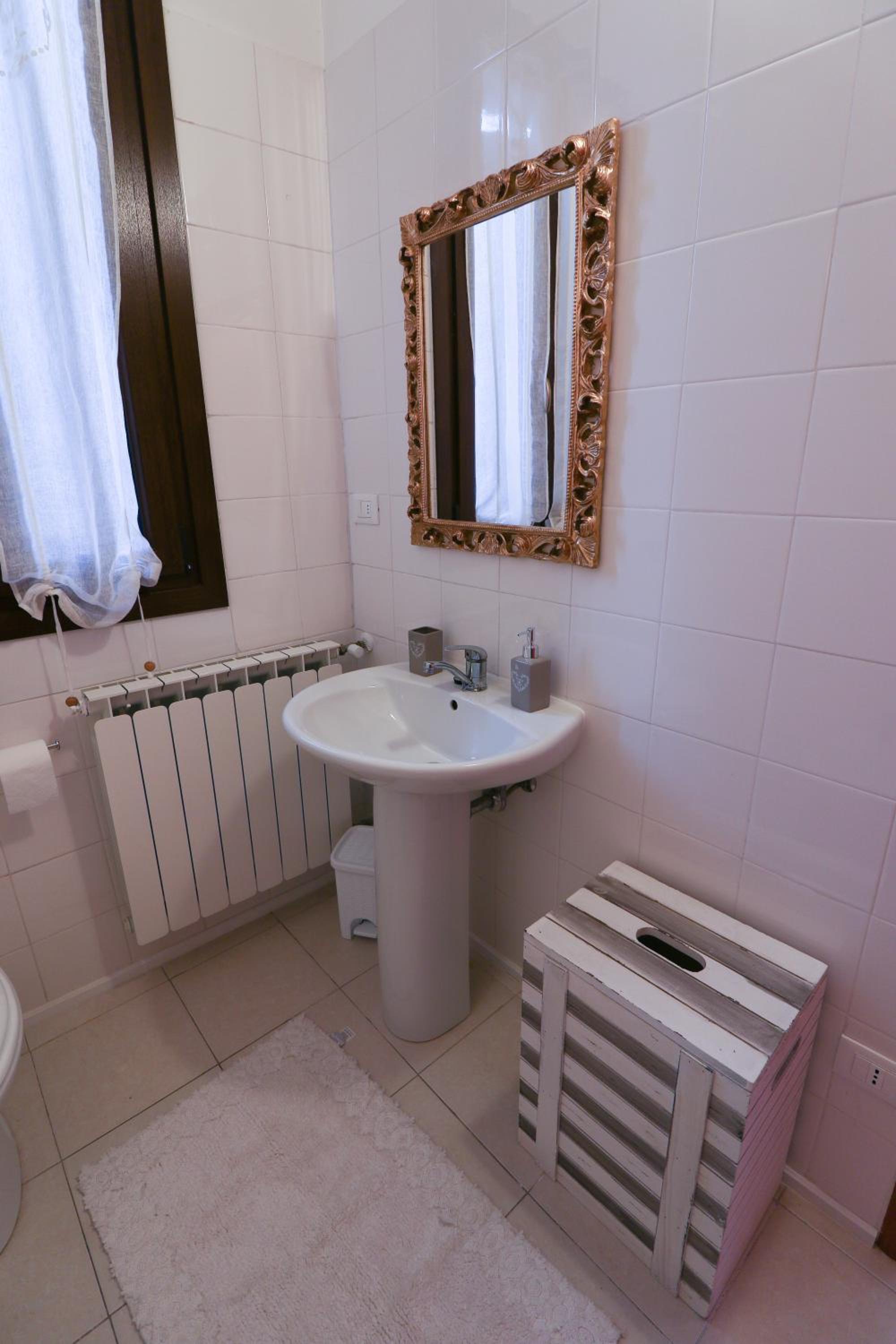 Deluxe Double or Twin Room - Photo 8