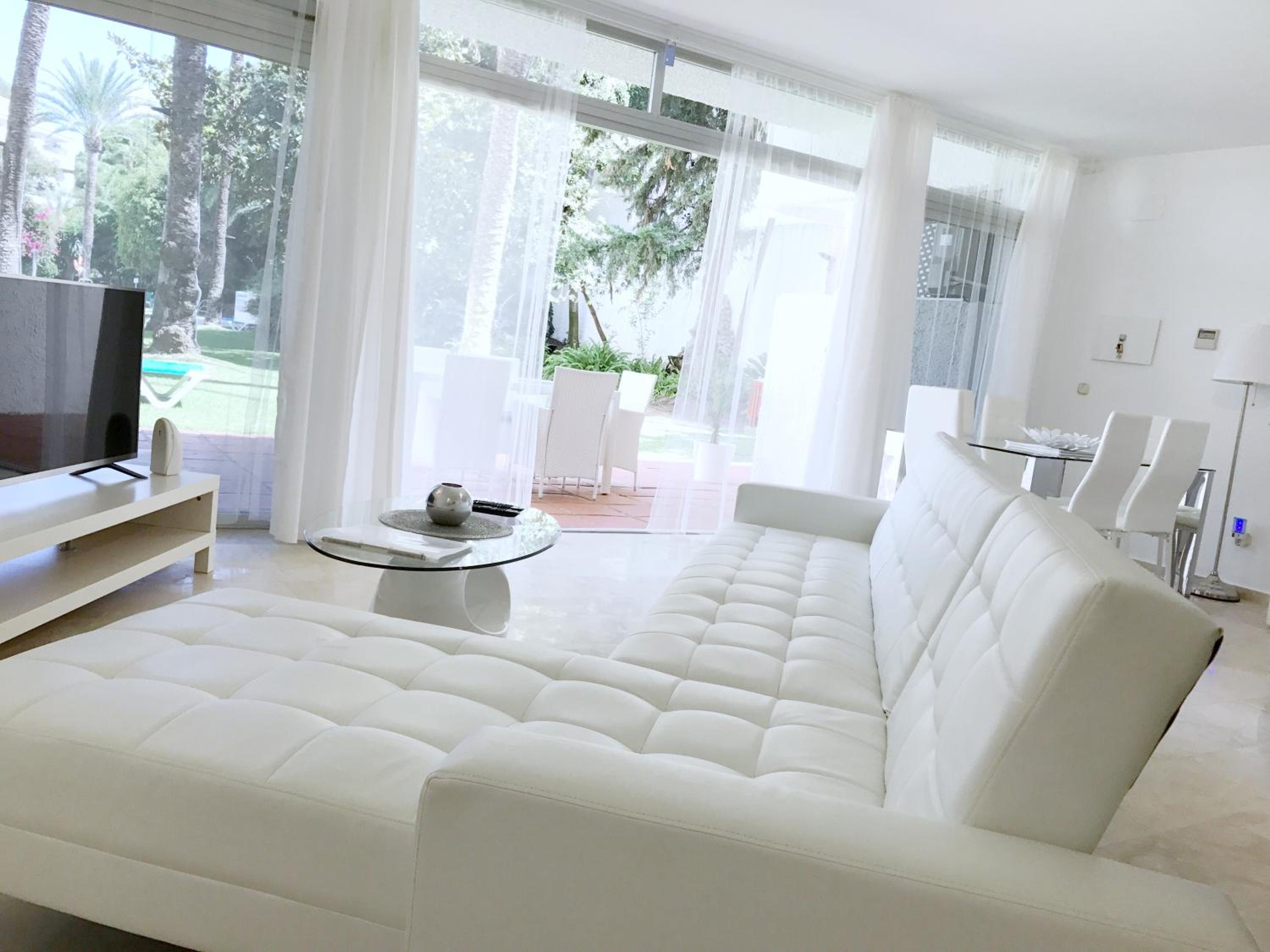Apartamento con 2 Dormitorios en Suite y Vistas a la Piscina