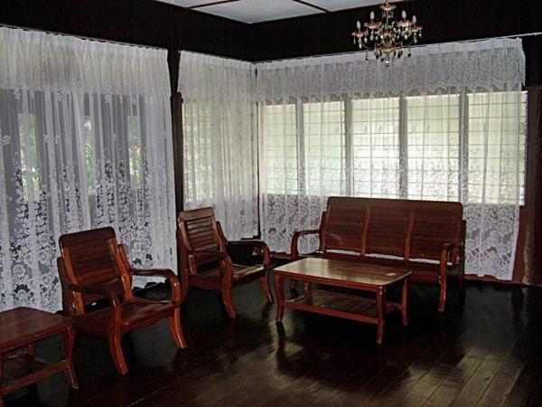 Three-Bedroom House photo 2