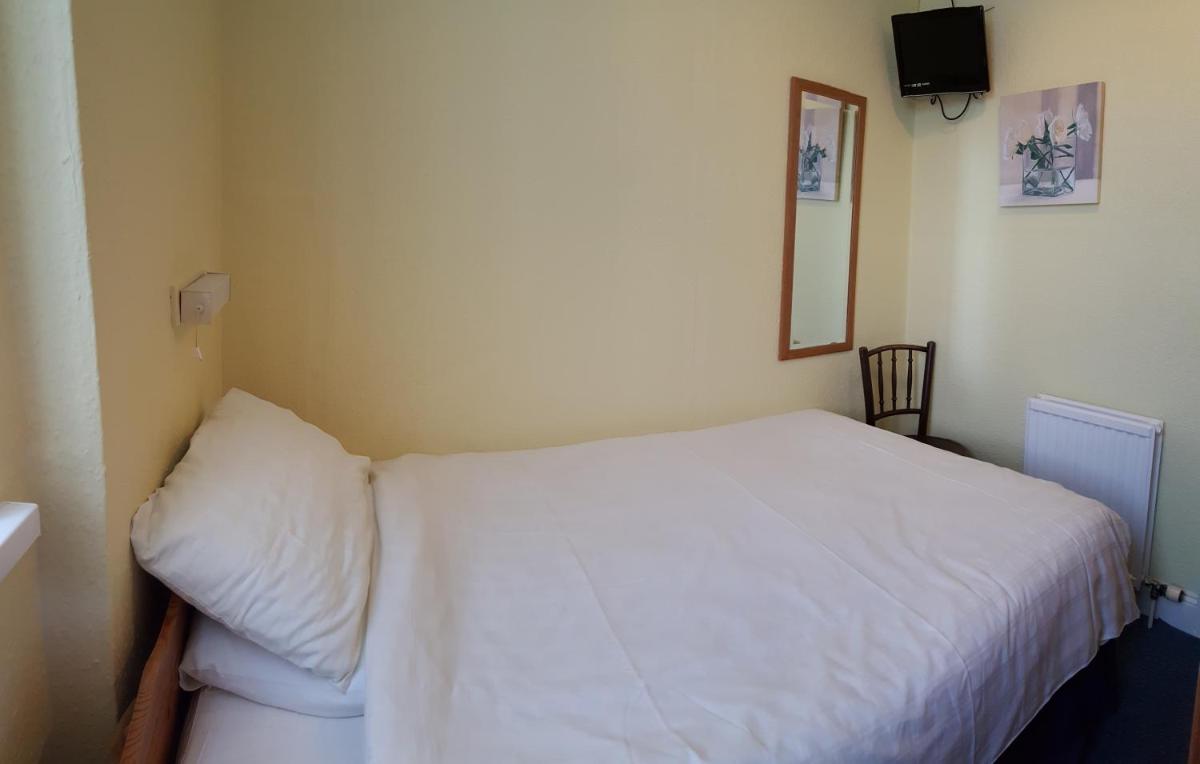 Single Room with Private Bathroom photo 2