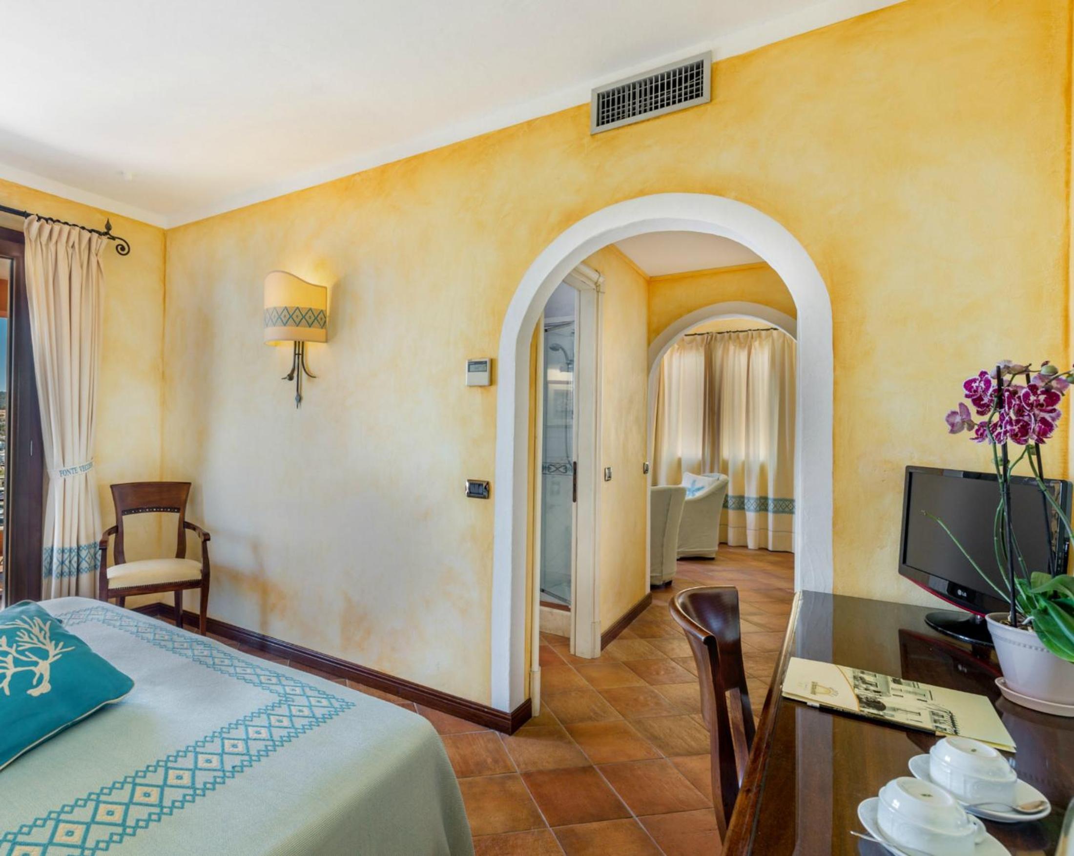 Deluxe Suite with Sea View - Photo 3