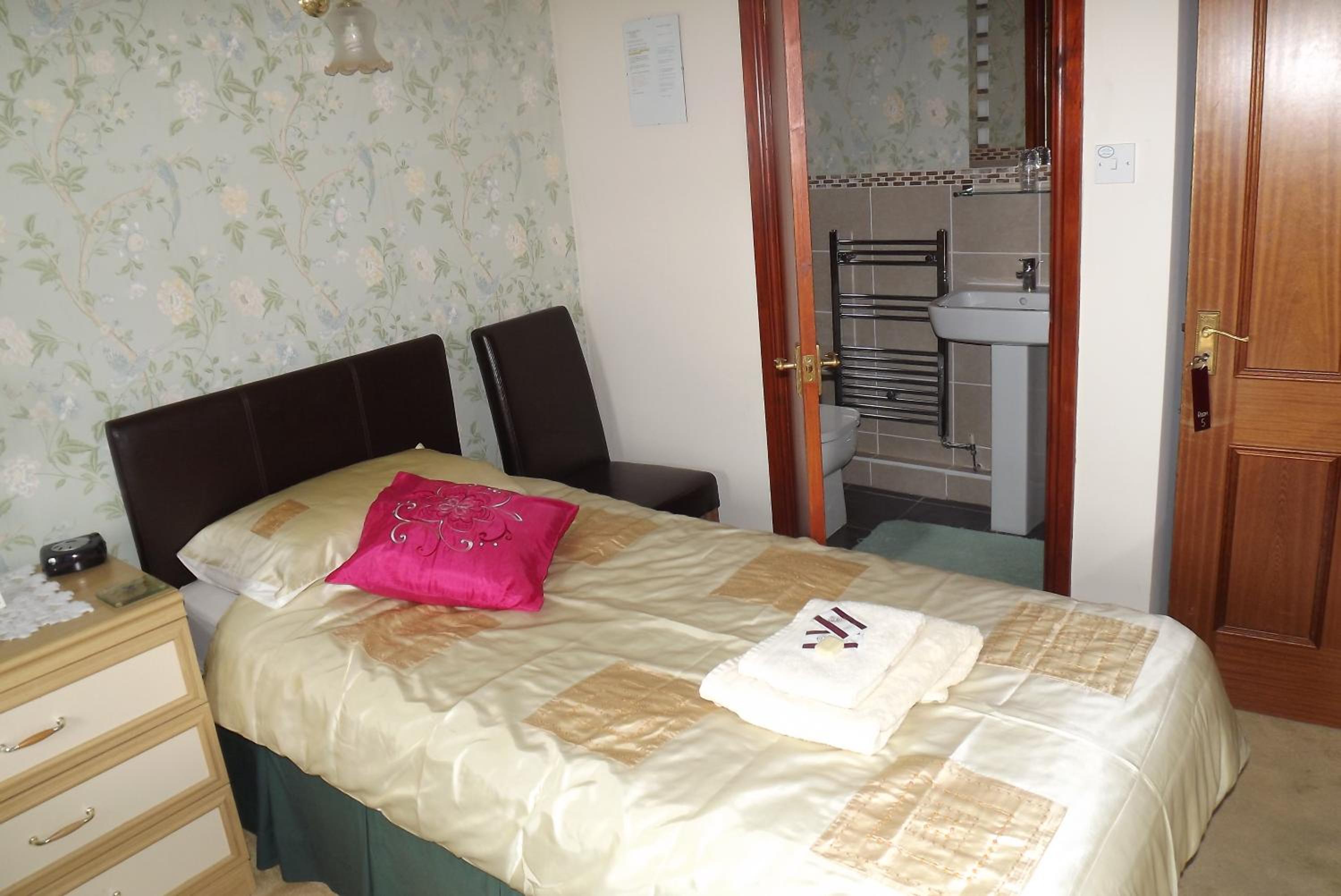 Small Twin Room with Garden View photo 1