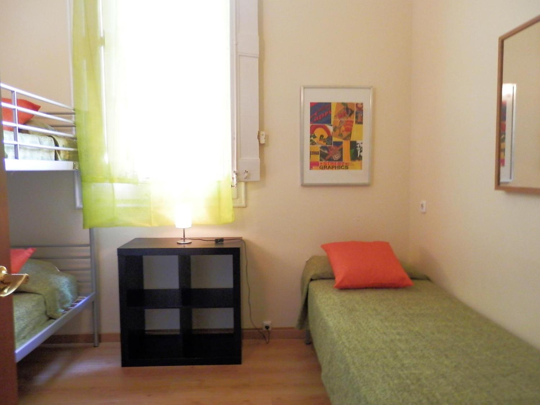 Habitación Triple con Baño Compartido