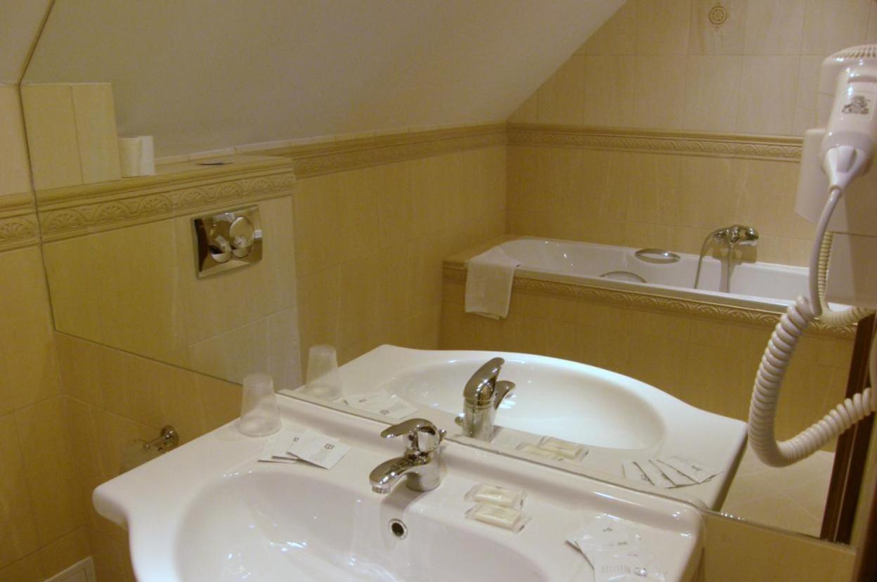 Deluxe Double Room with Bath - Photo 3