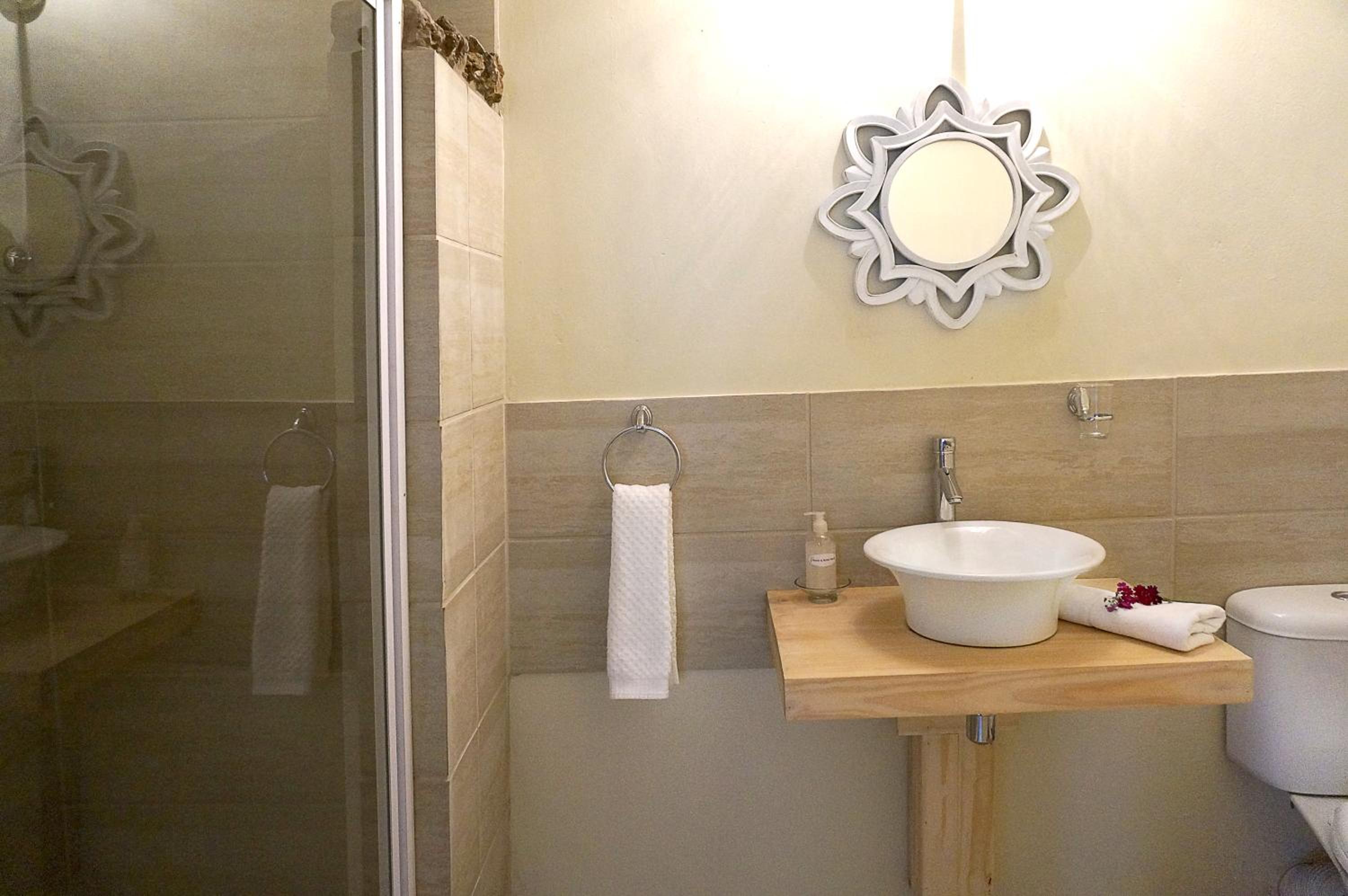 Budget Double Room - Photo 9