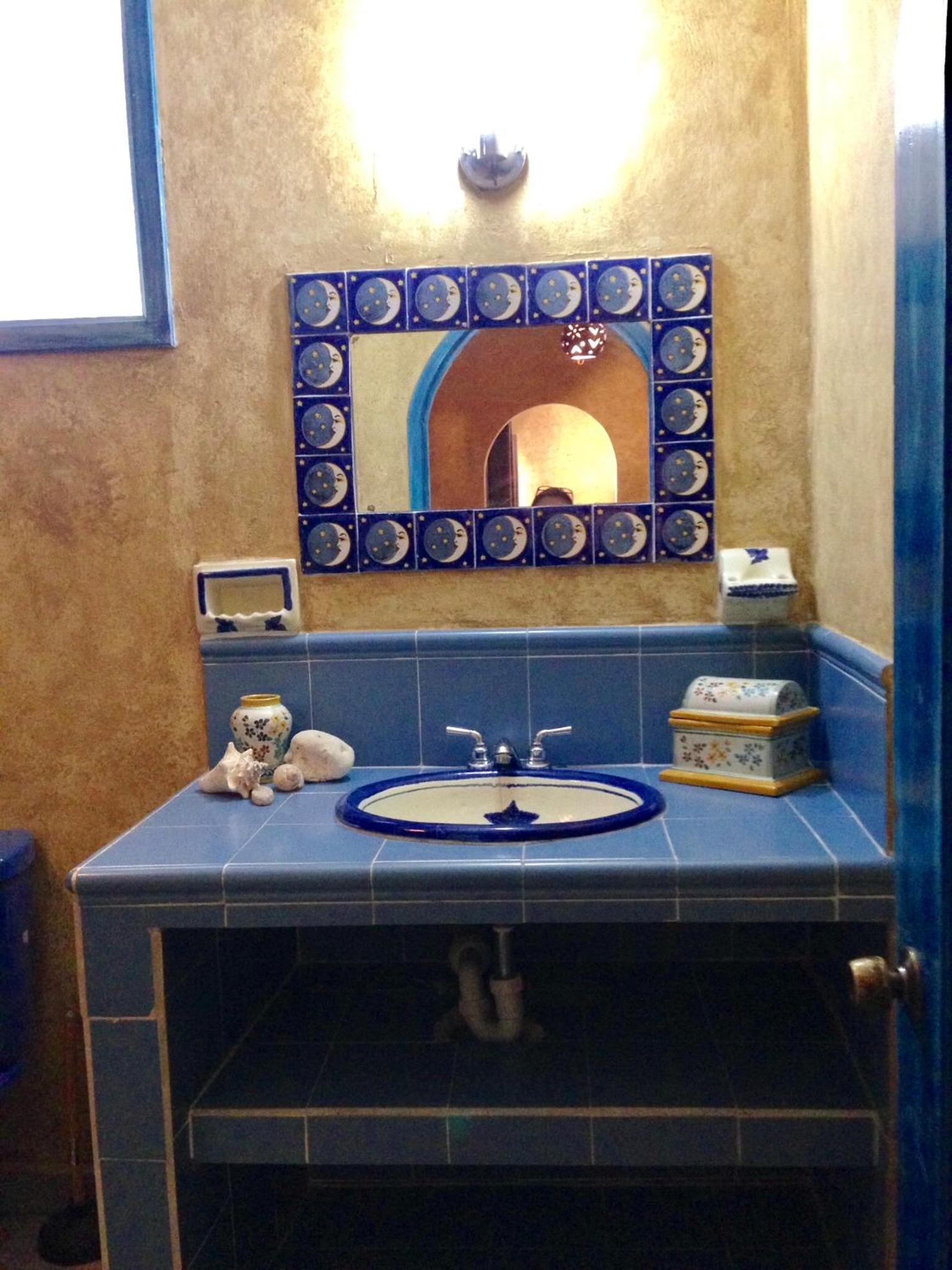 Deluxe King Room - Photo 9