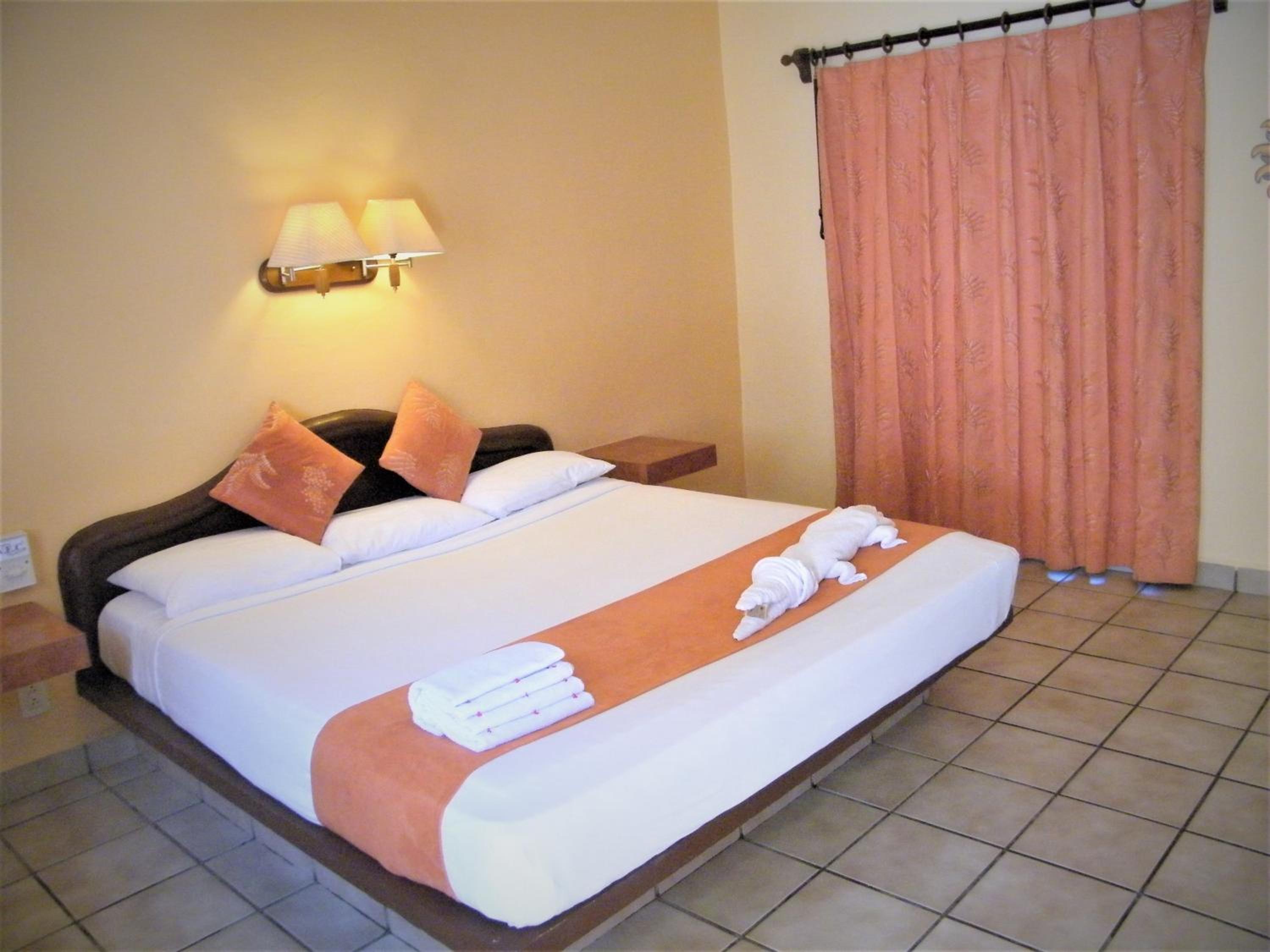 Deluxe Room - Photo 13