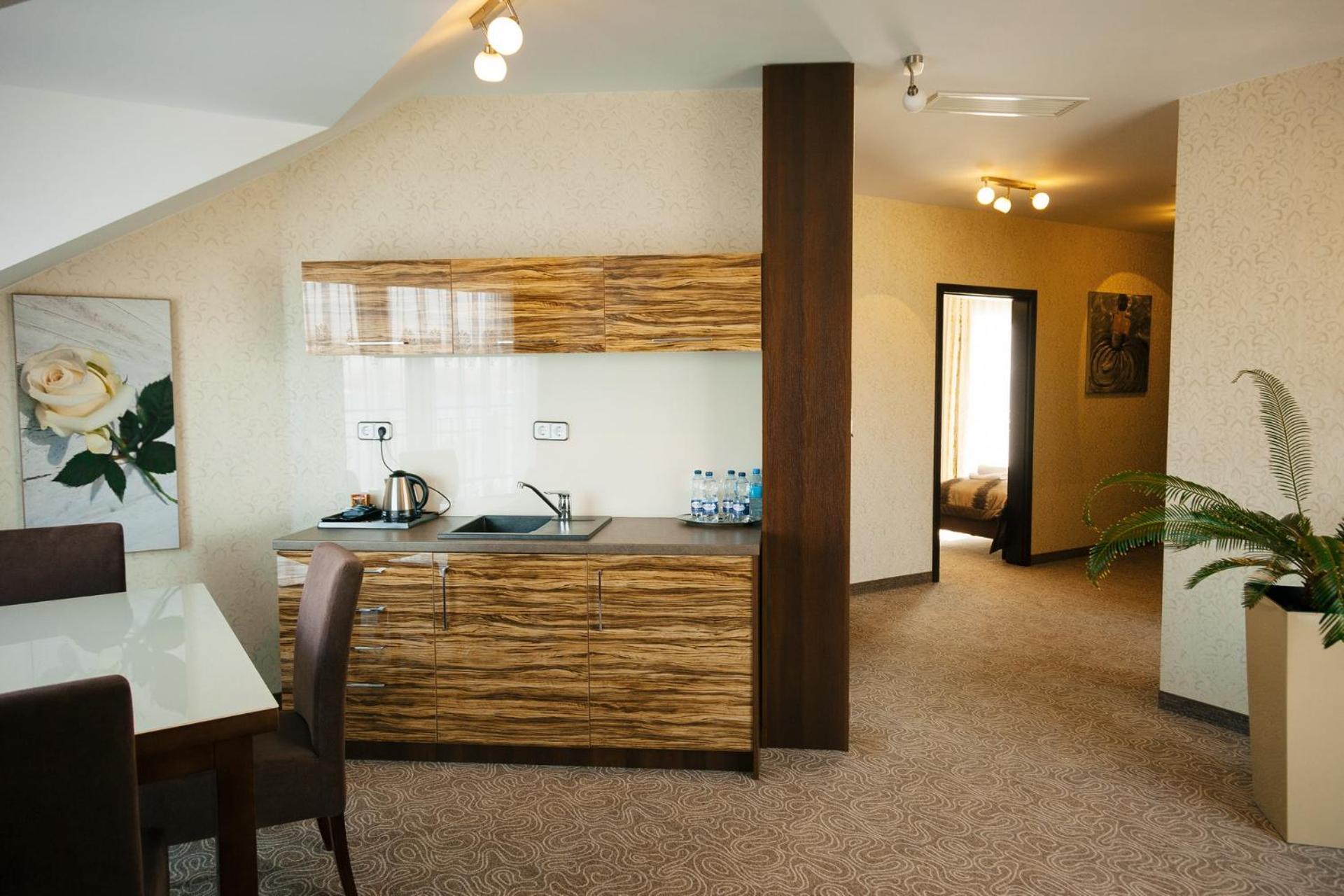 Family Room with Lake View - Photo 2
