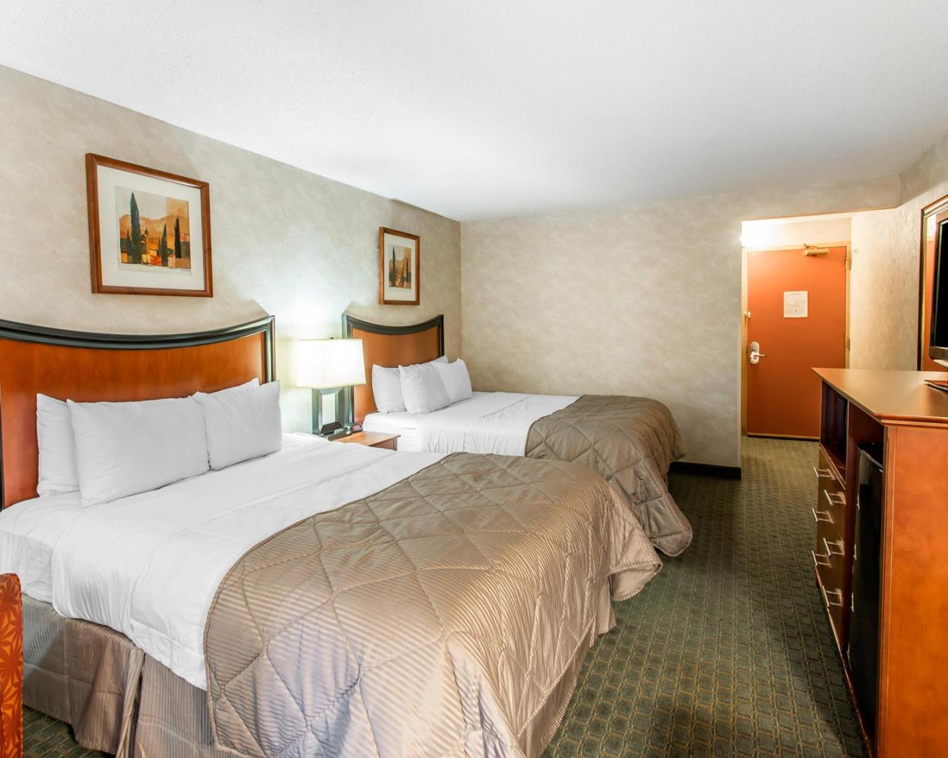 Queen Room with Two Queen Beds - Non-Smoking - Photo 4