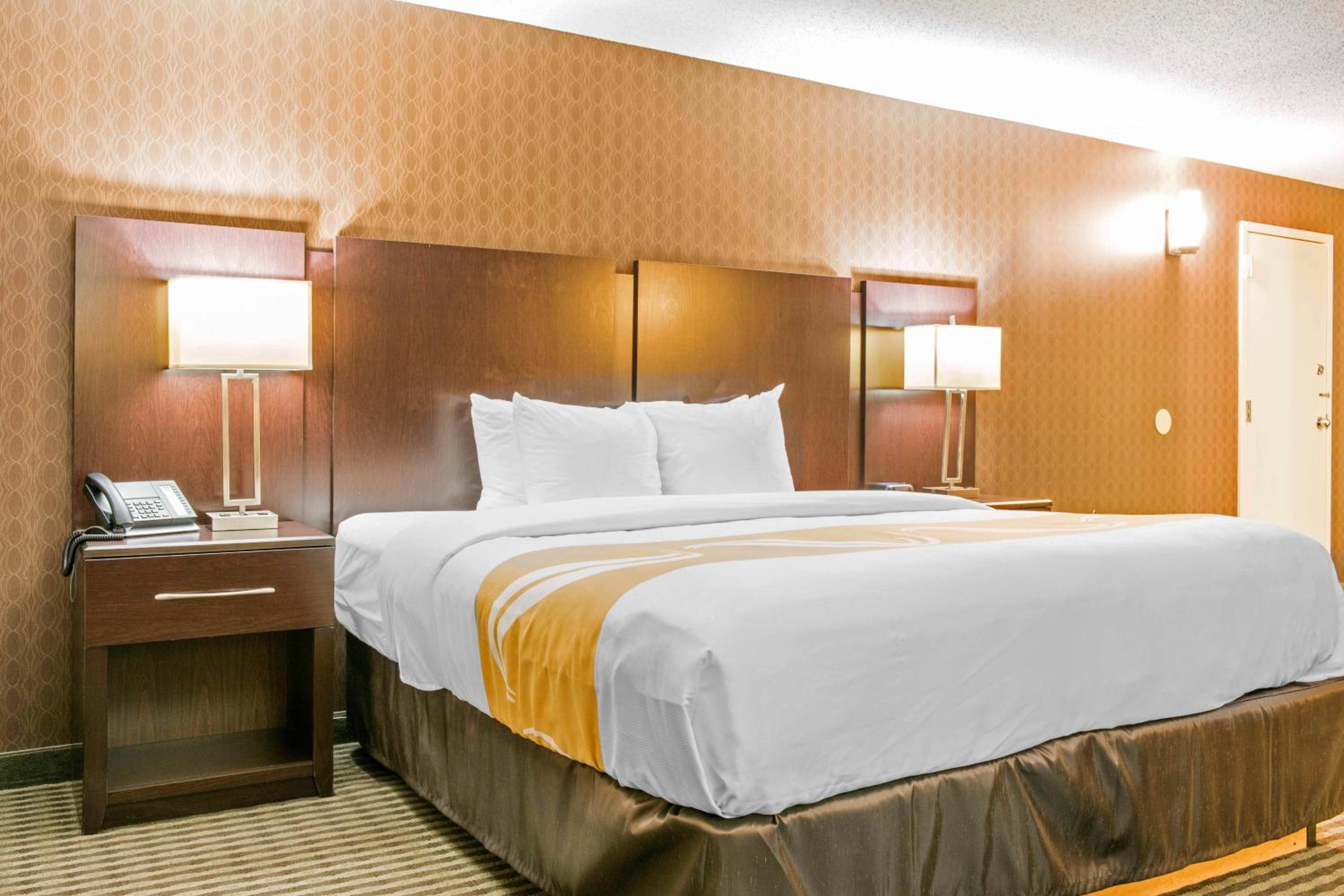 King Room - Non-Smoking - Photo 4