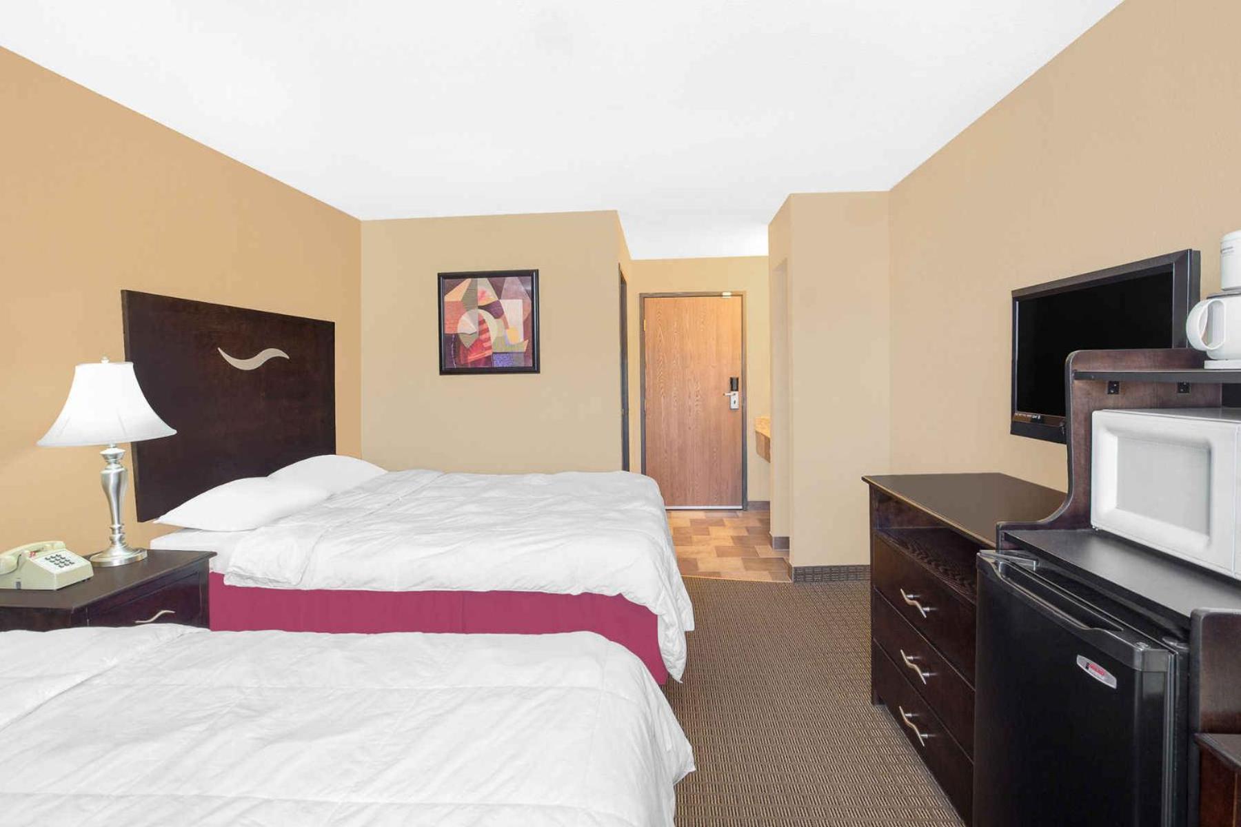 Queen Room with Two Queen Beds - Non-Smoking - Photo 2