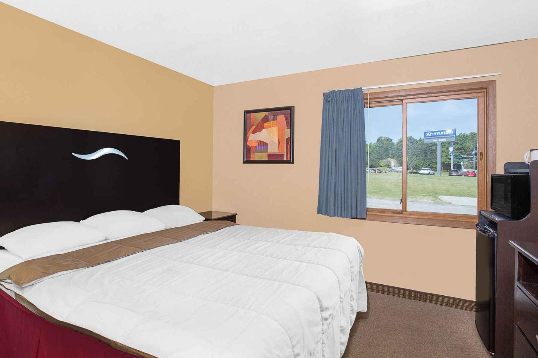 King Room - Non-Smoking - Photo 4