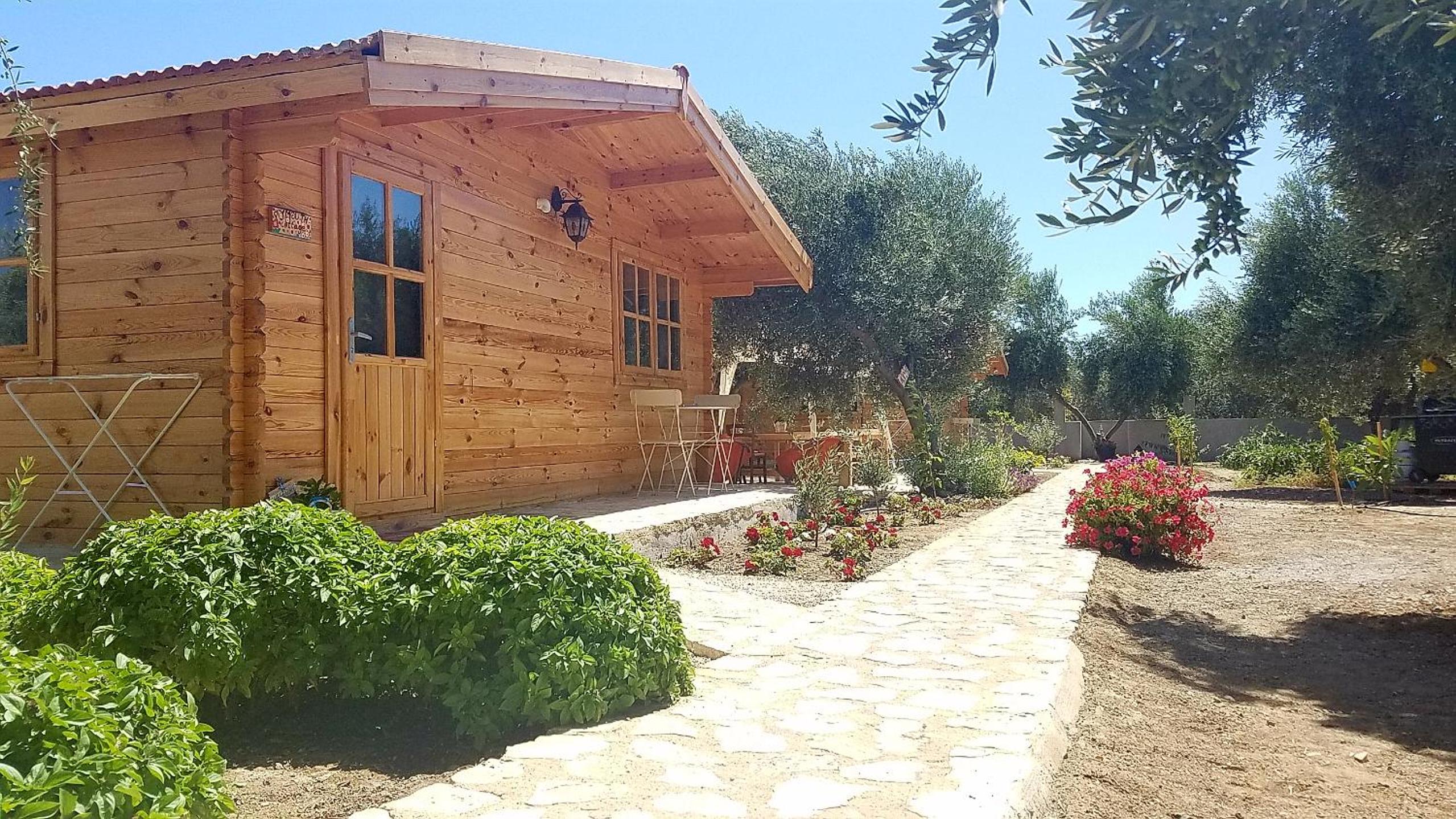 Bungalow with Garden View - Photo 8