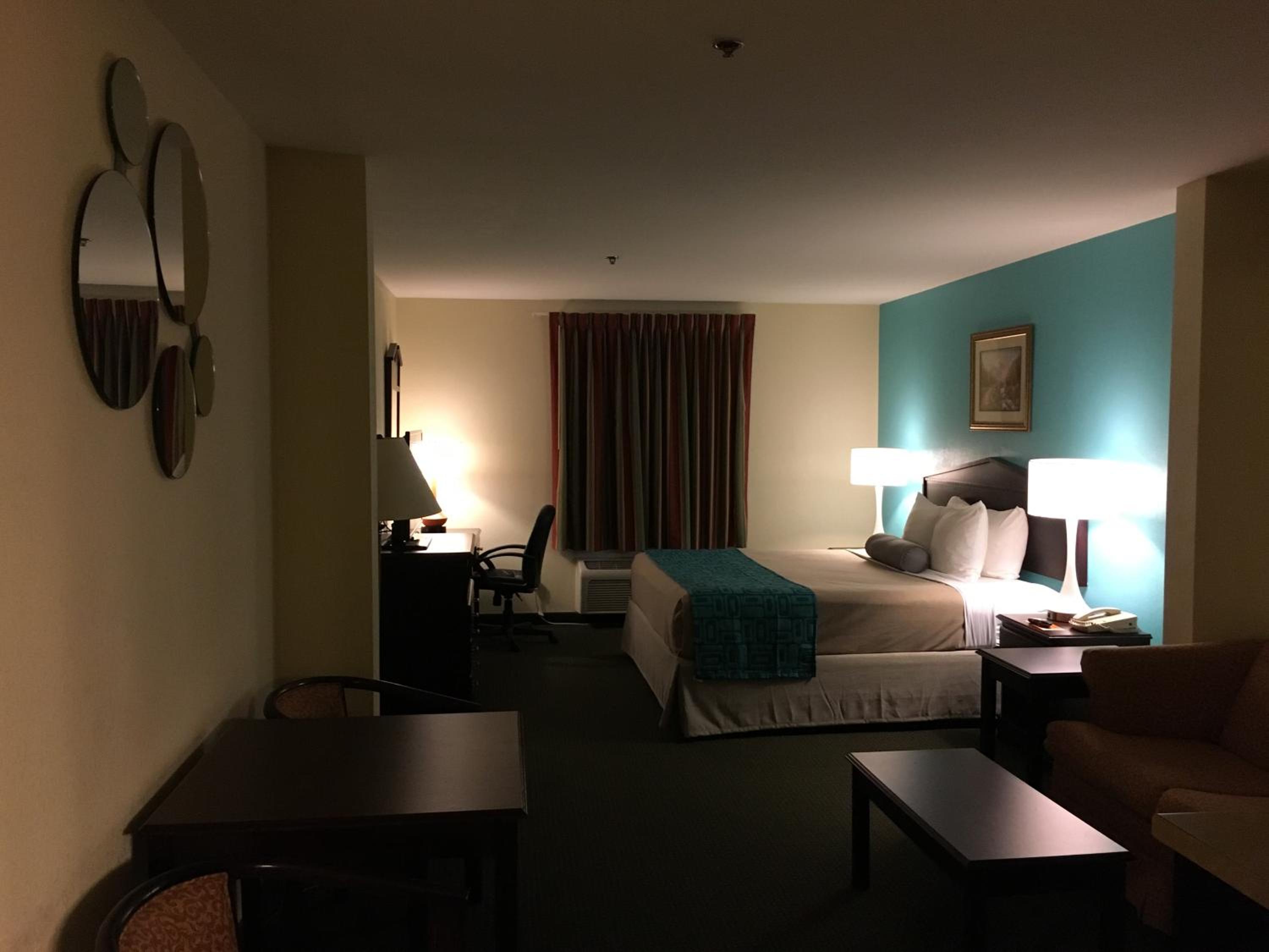 King Suite - Non-Smoking photo 3