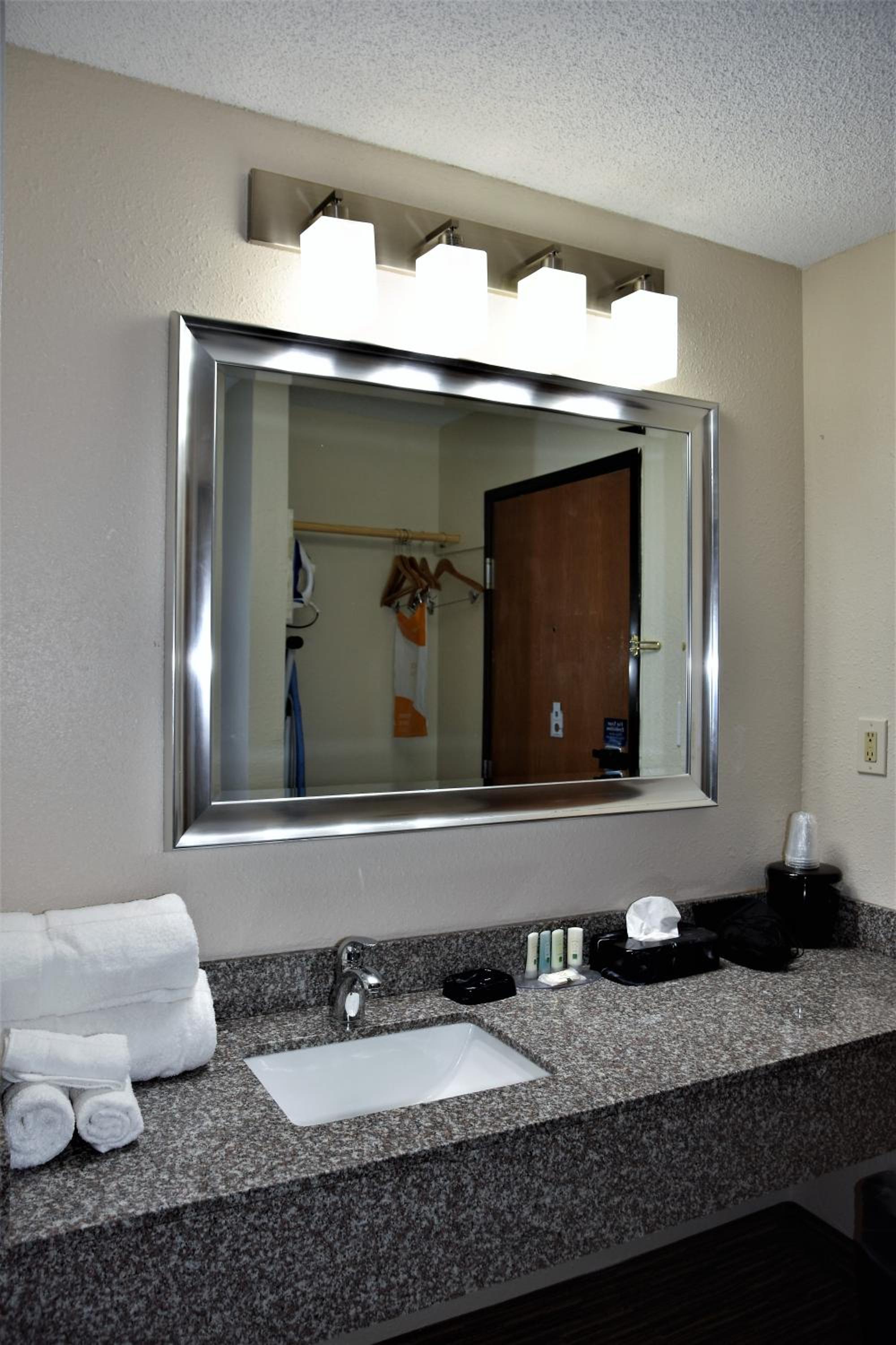 King Room - Non-Smoking photo 2