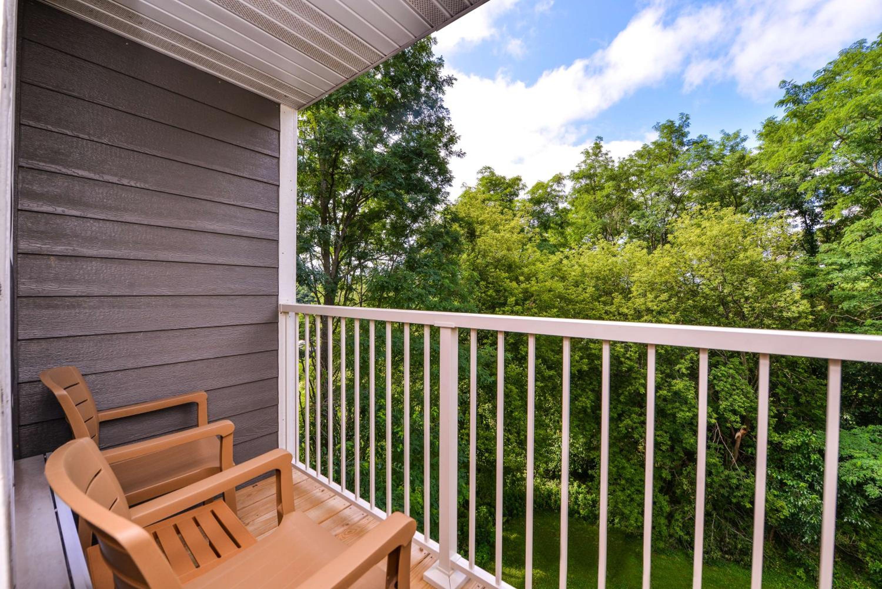 Deluxe King Room with Balcony photo 2
