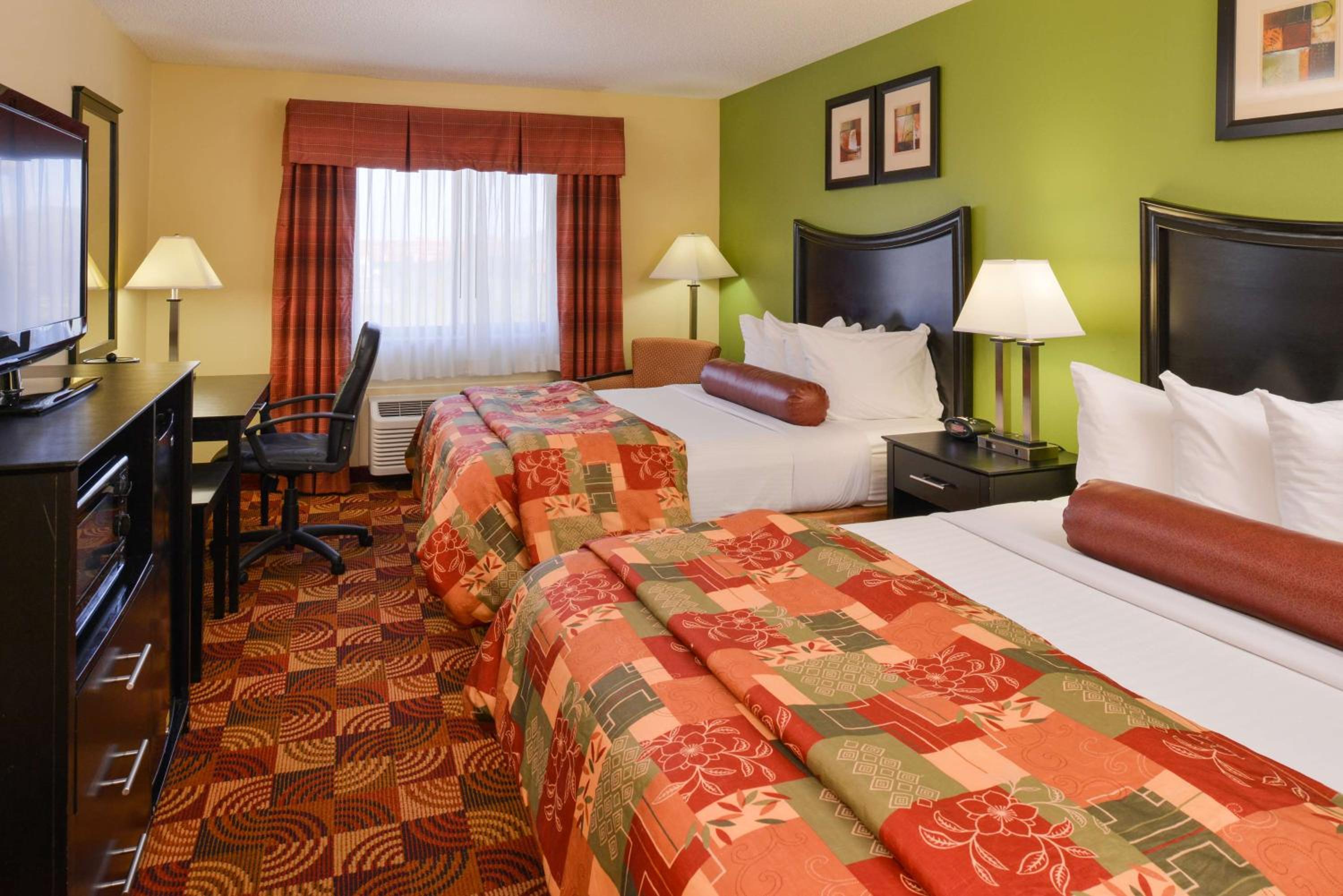 Queen Room with Two Queen Beds - Non-Smoking - Photo 5