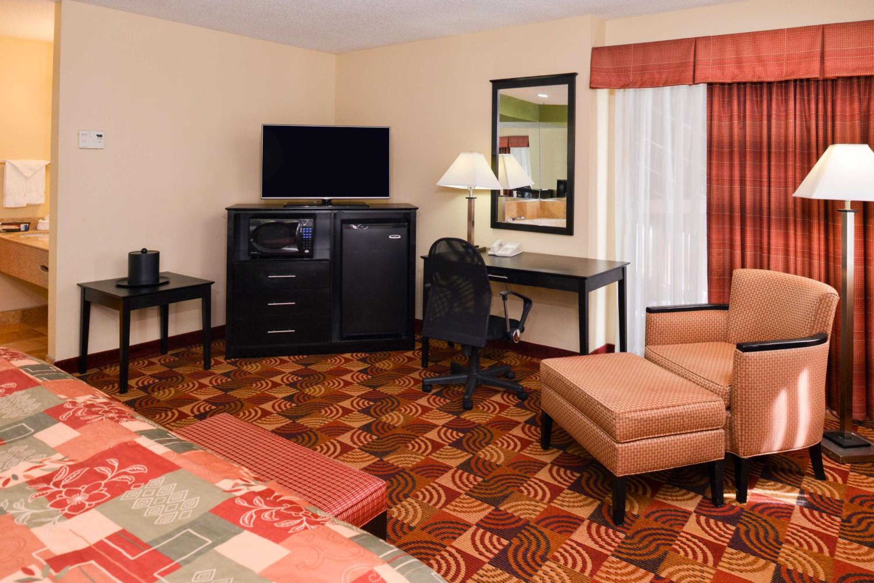 King Suite with Balcony - Non-Smoking - Photo 7
