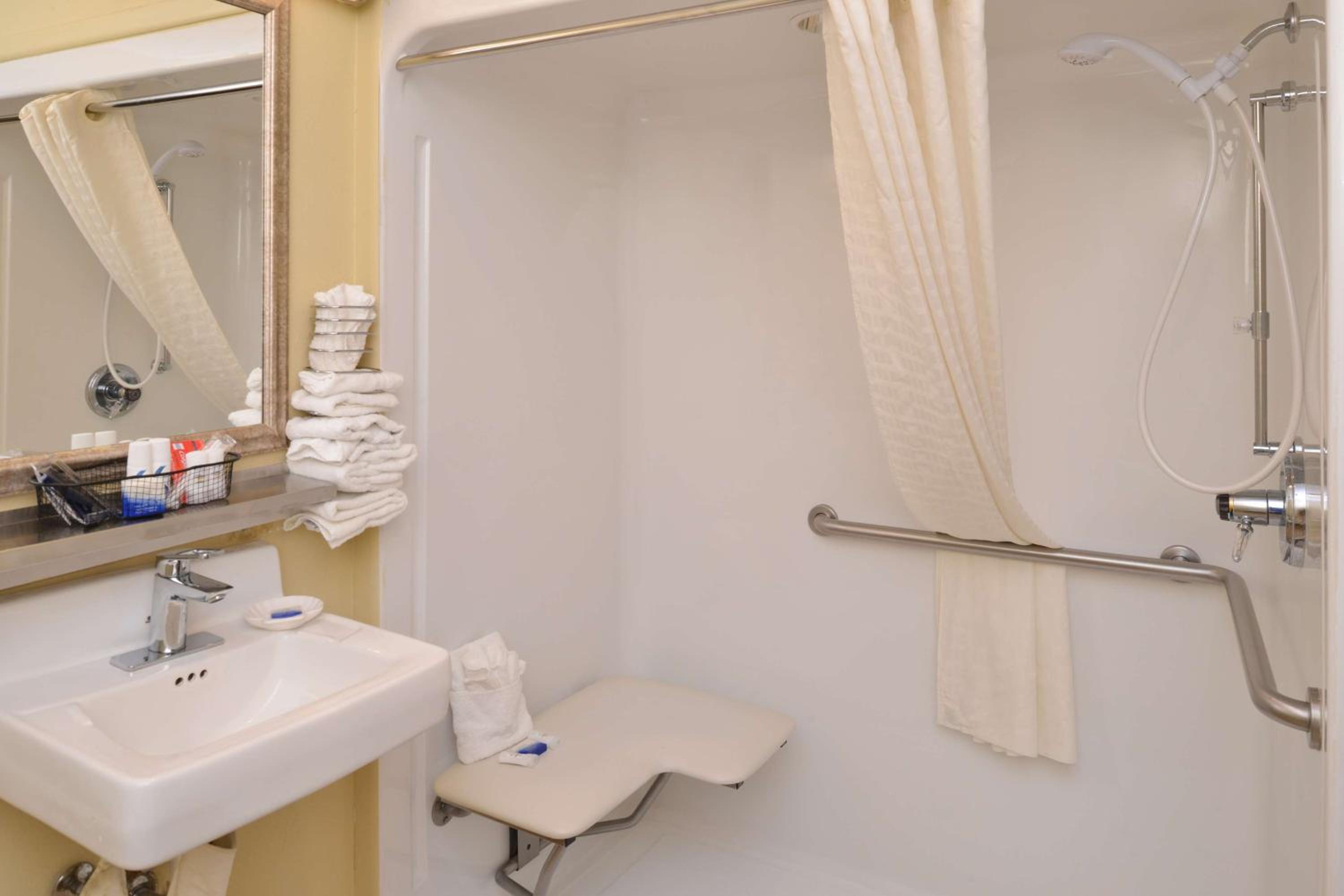 Queen Room with Roll-In Shower - Mobility Access - Photo 4