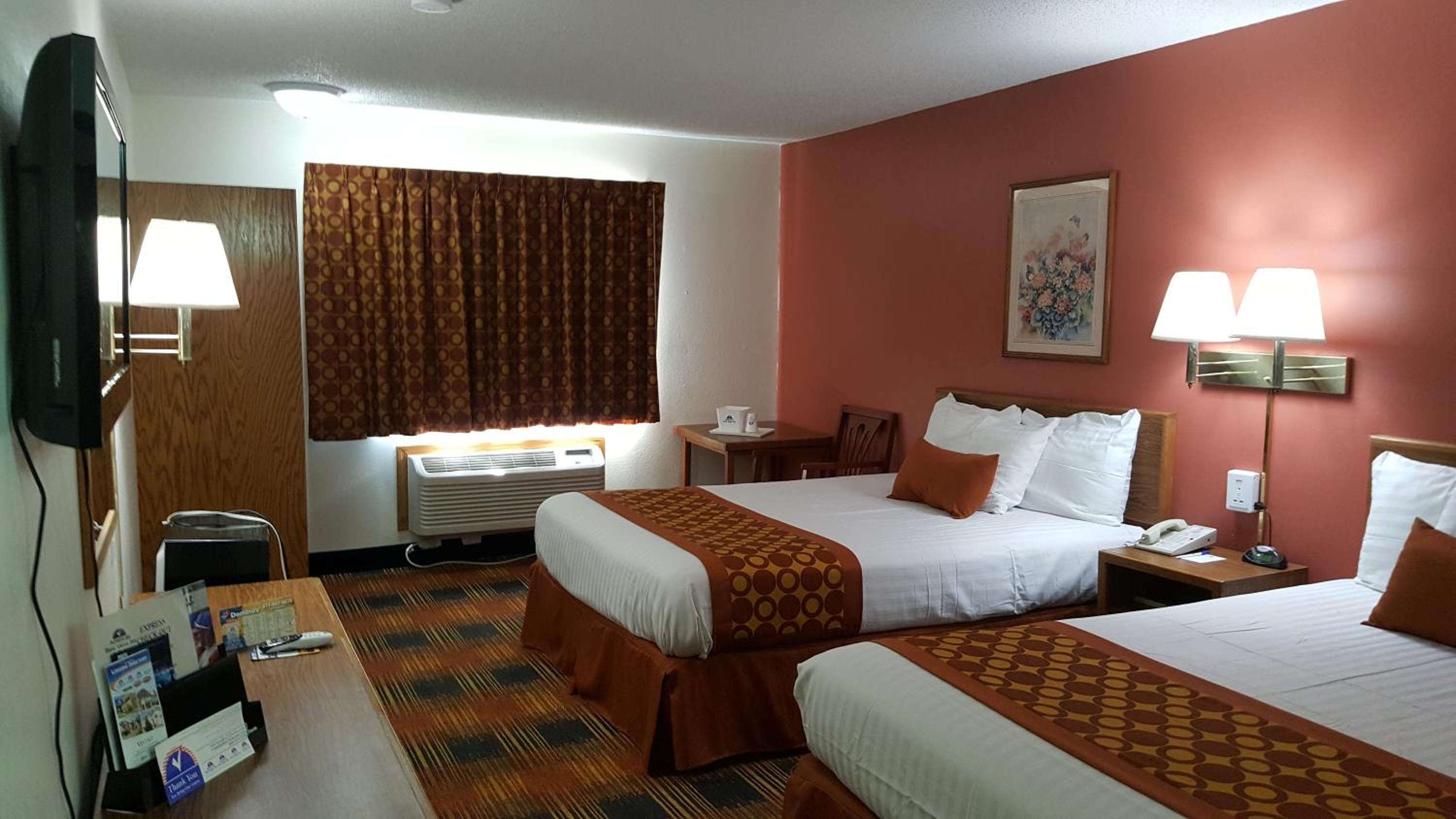 Queen Room with Two Queen Beds - Photo 3