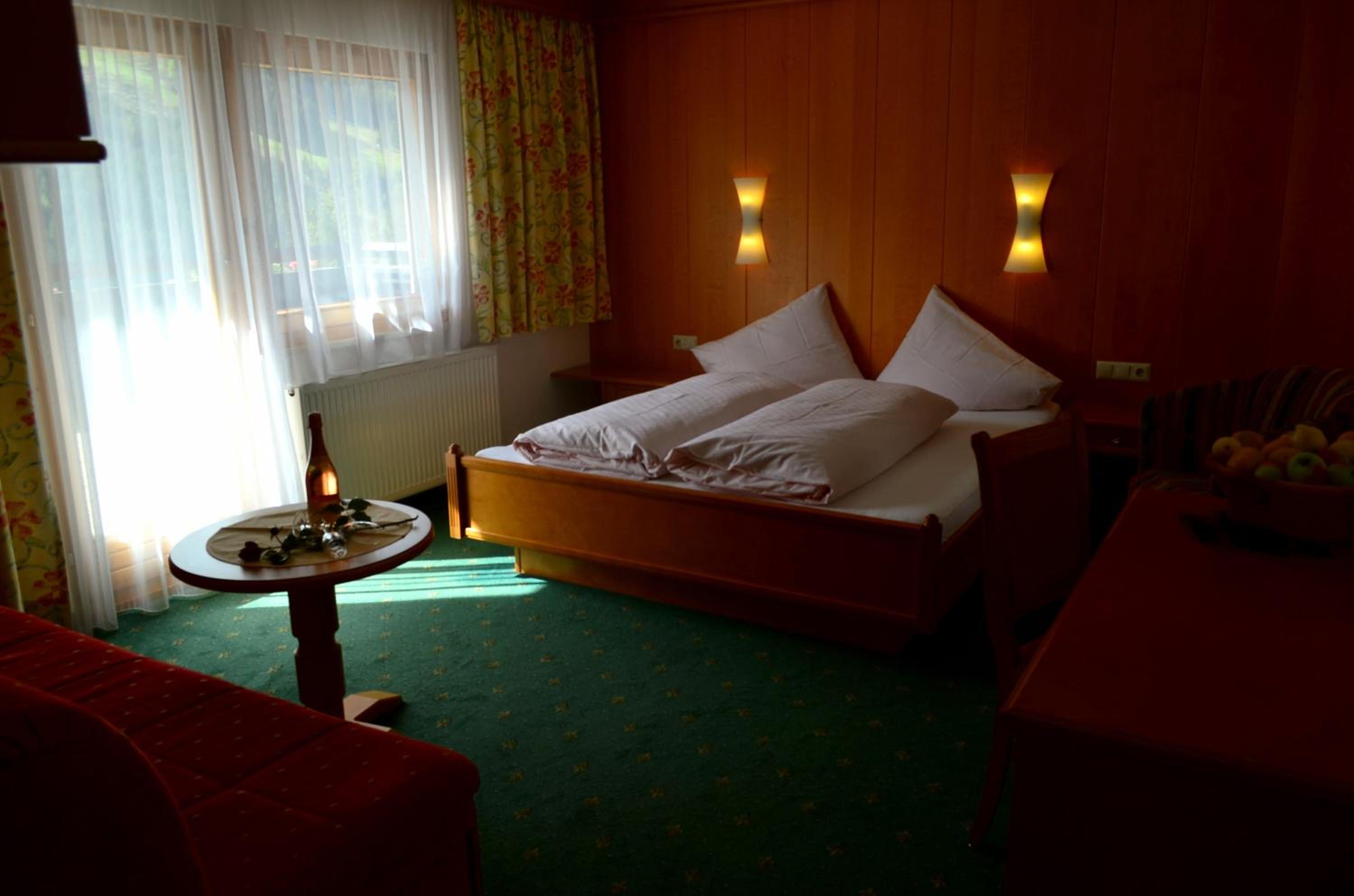 Double Room with Extra Bed and Balcony photo 3