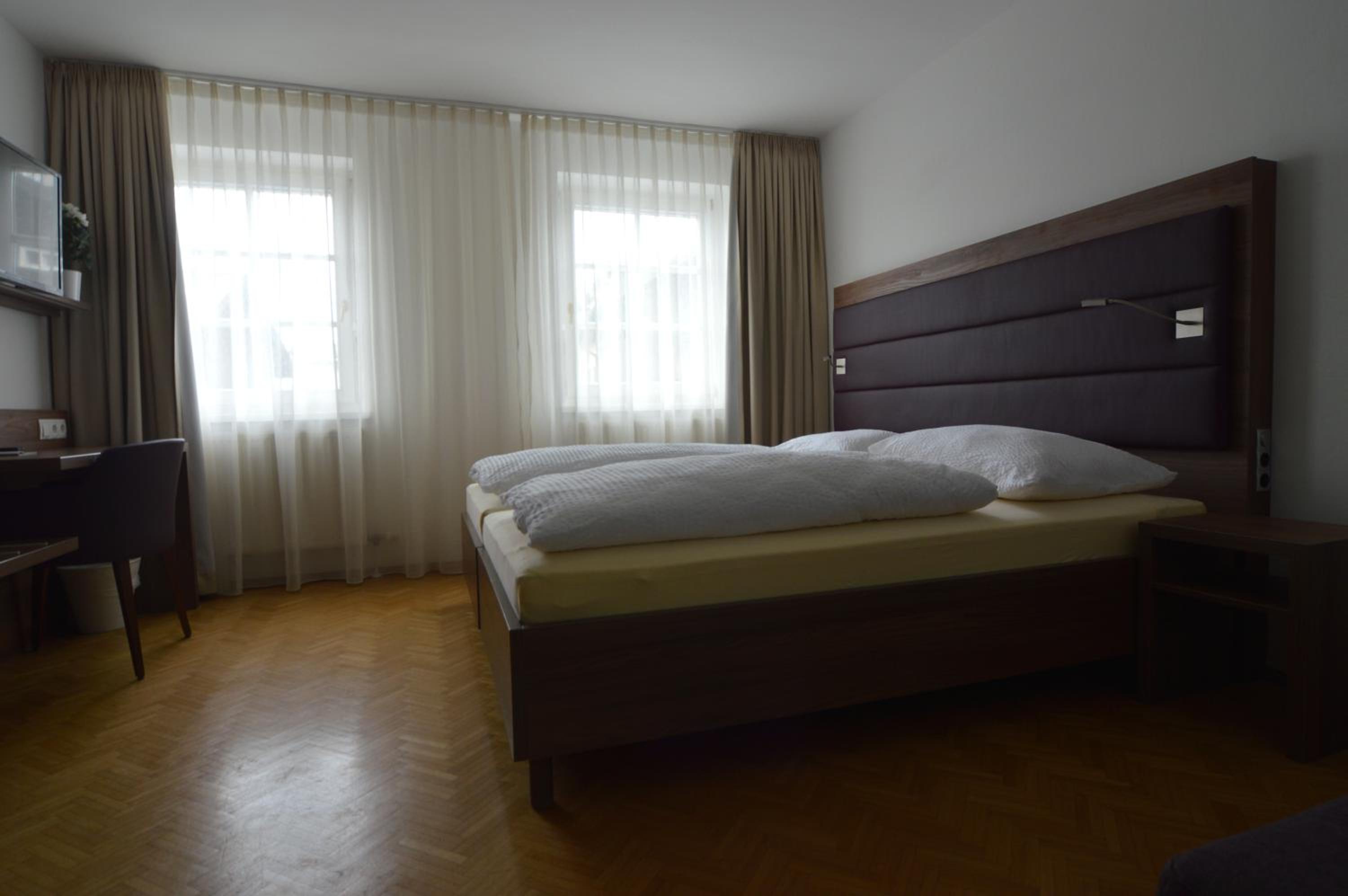 Apartment with Balcony - Photo 4