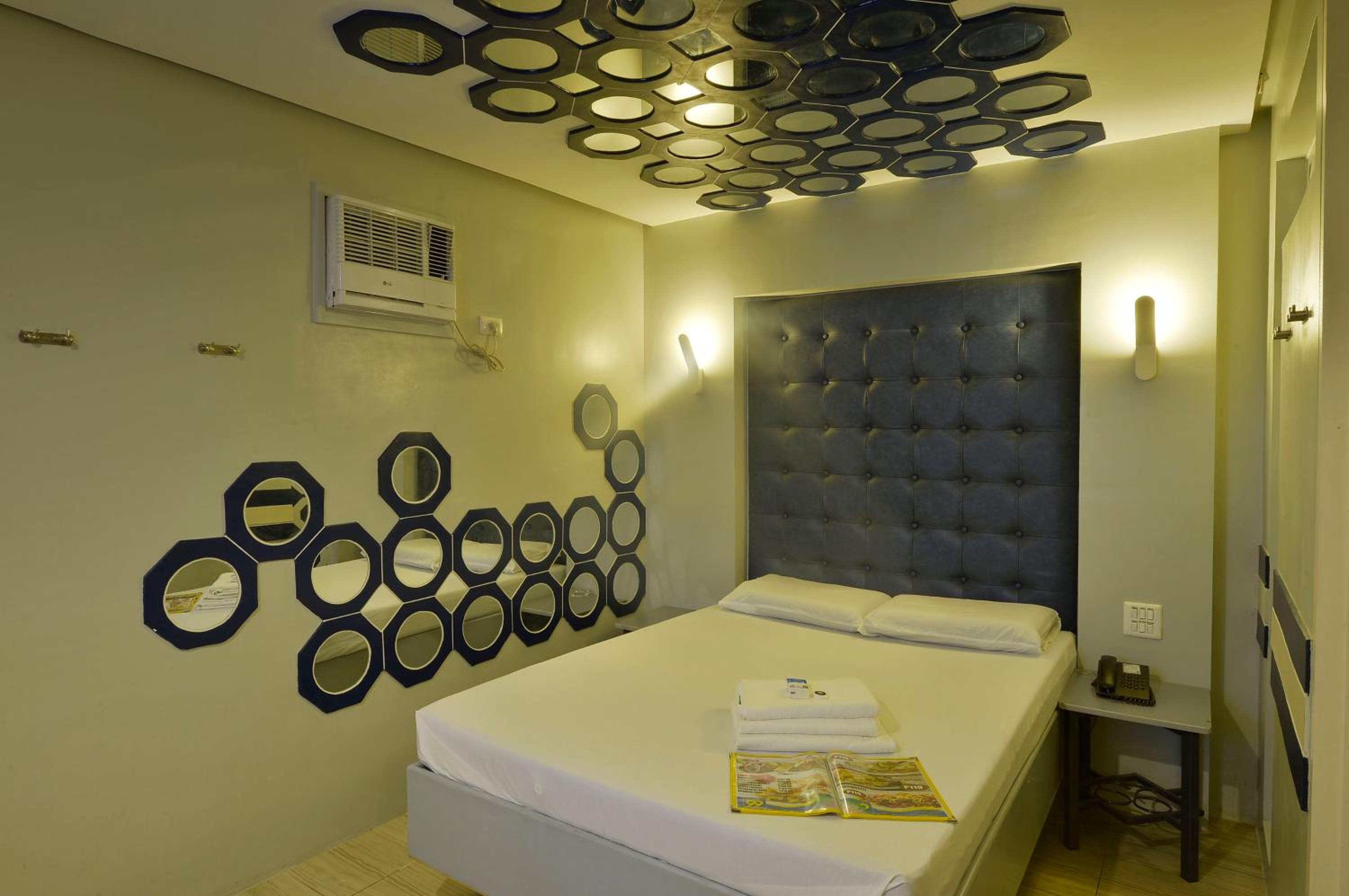 Premium Room (No Window) - Photo 7