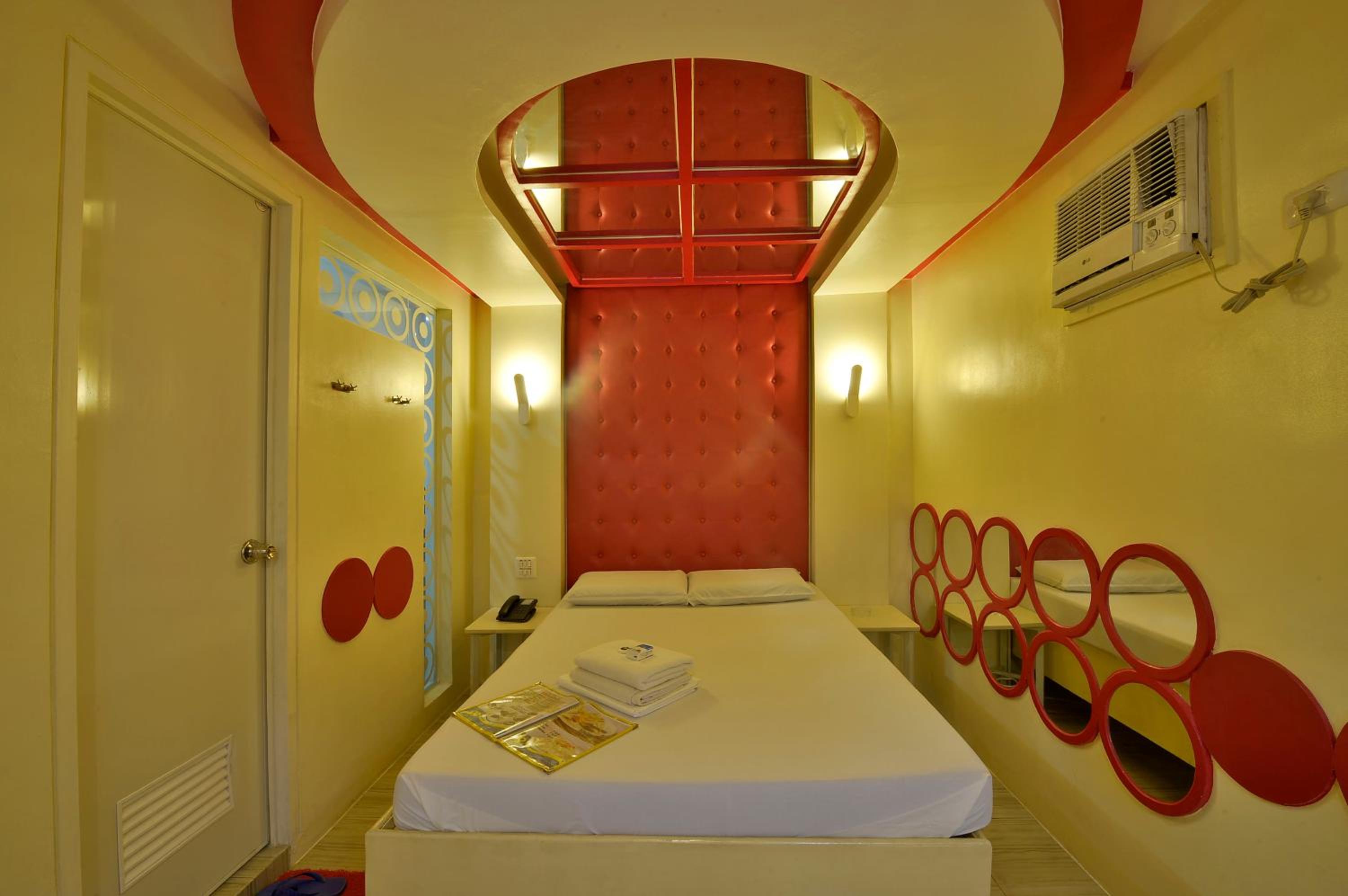 Premium Room (No Window) - Photo 9