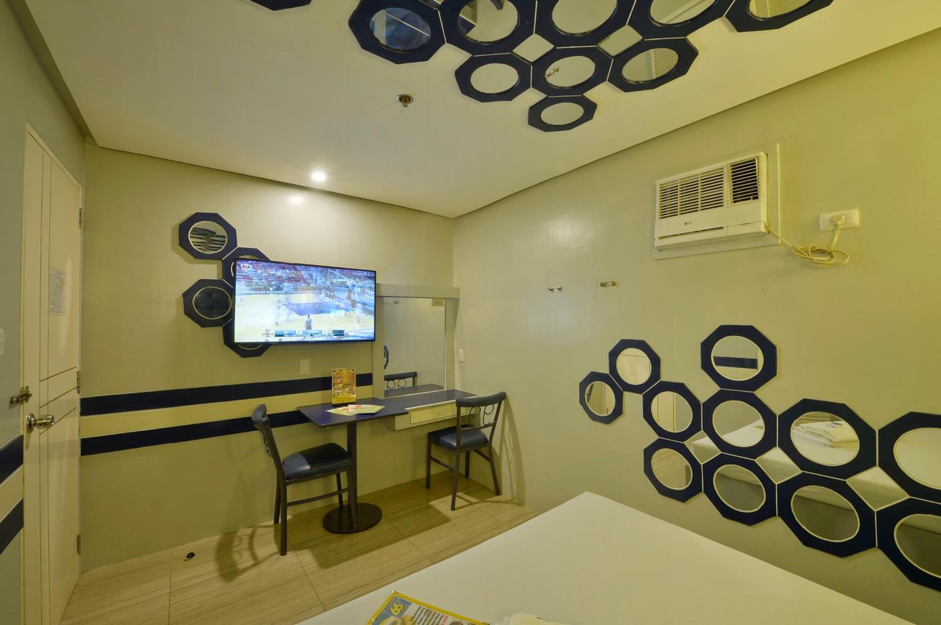 Premium Room (No Window) - Photo 11