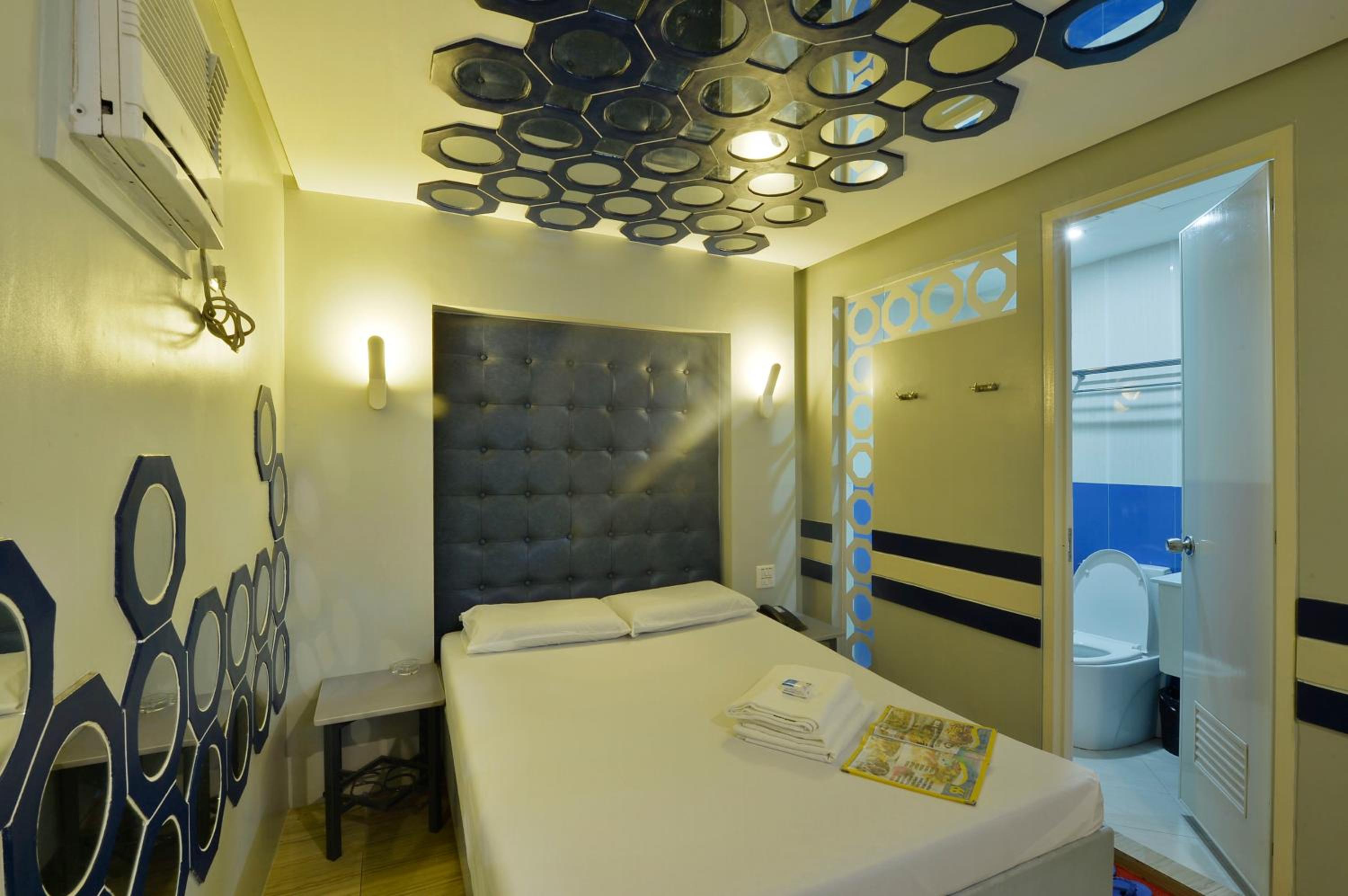 Premium Room (No Window) - Photo 12