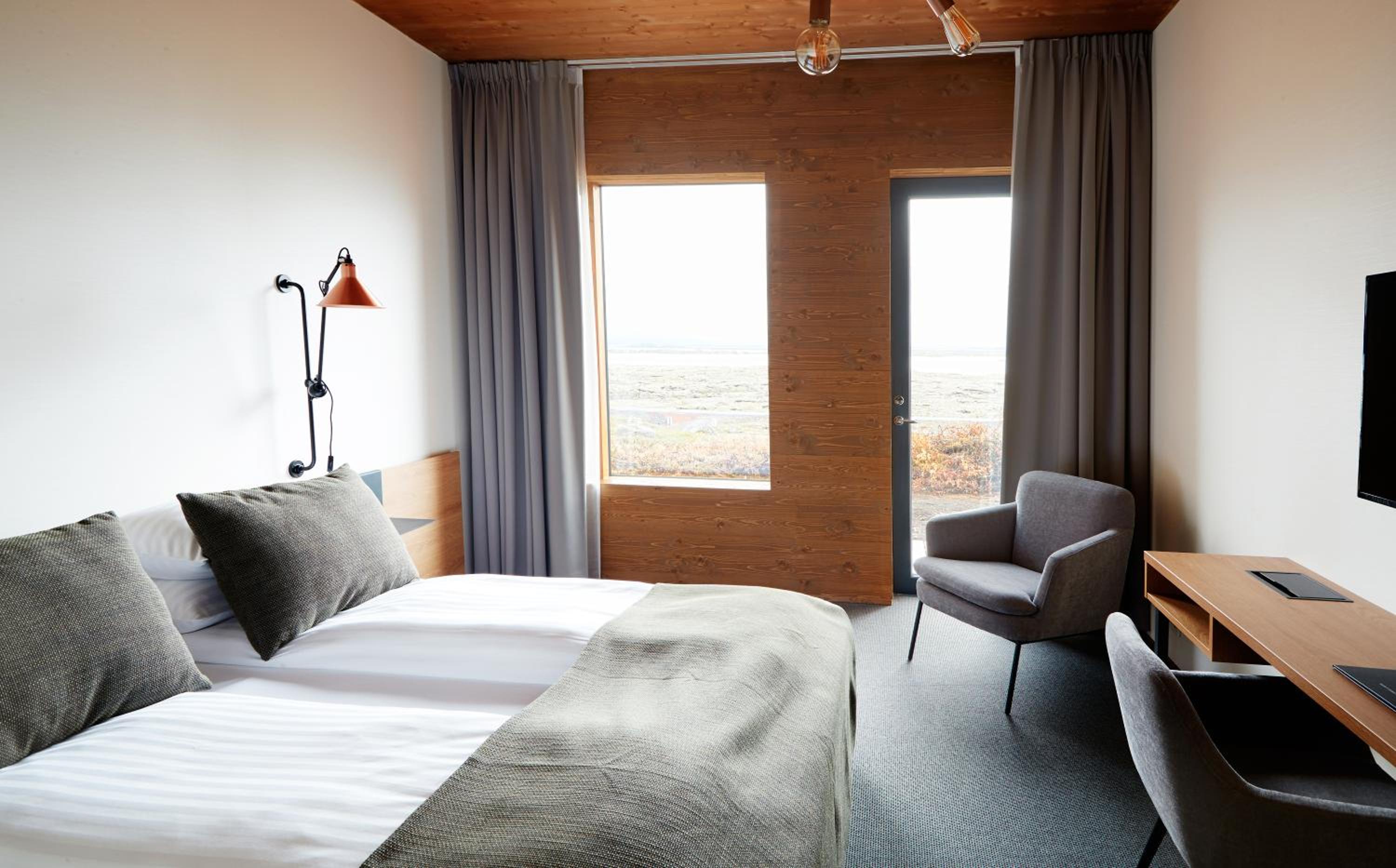 Double or Twin Room with Lake View - Photo 5
