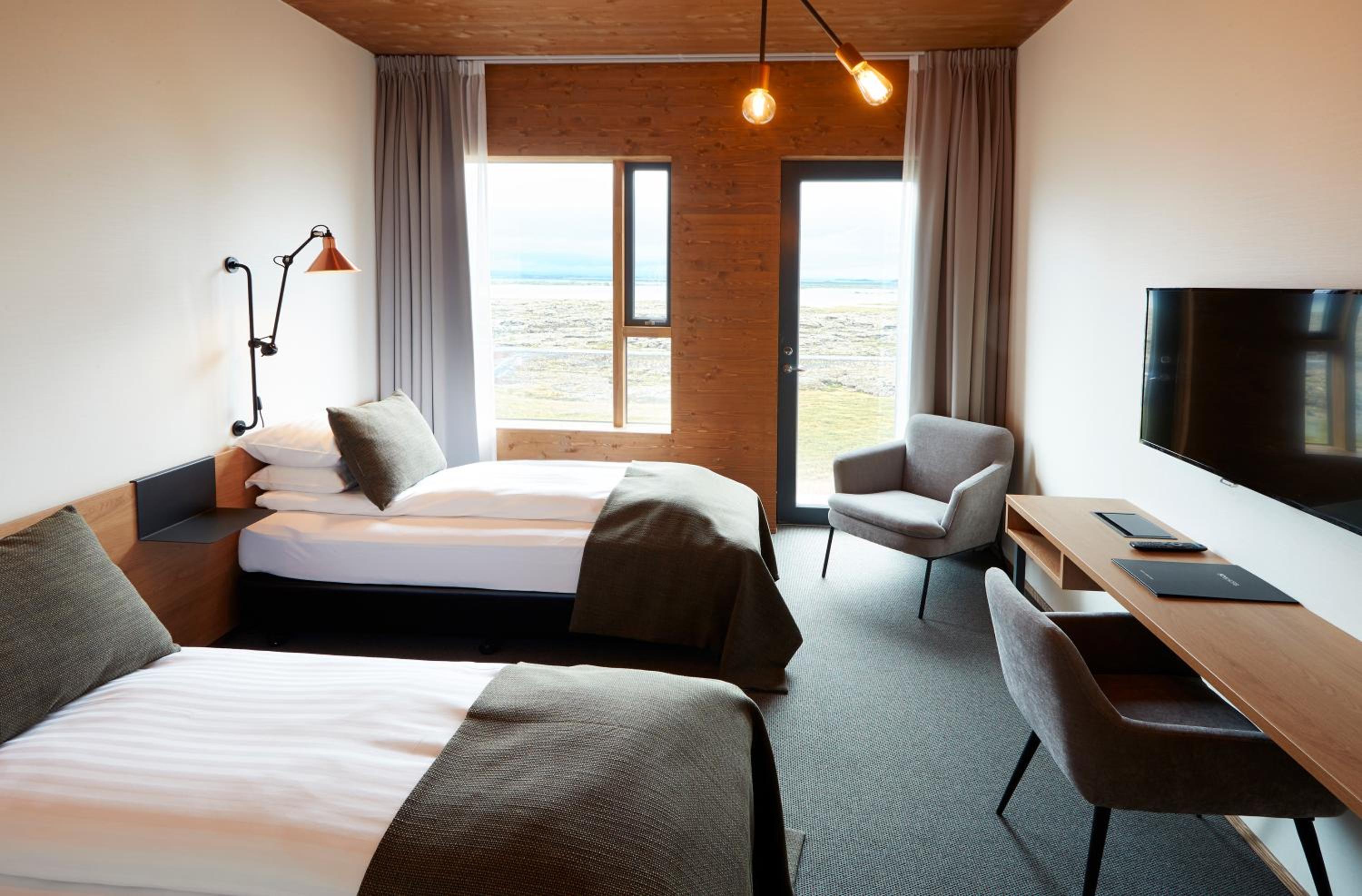 Double or Twin Room with Lake View - Photo 1