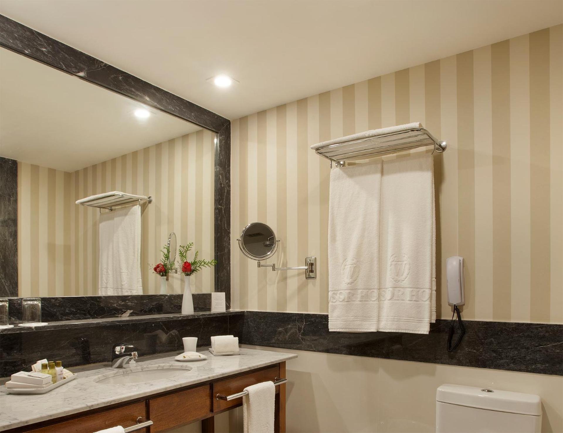 Standard Twin Room thumbnail 5