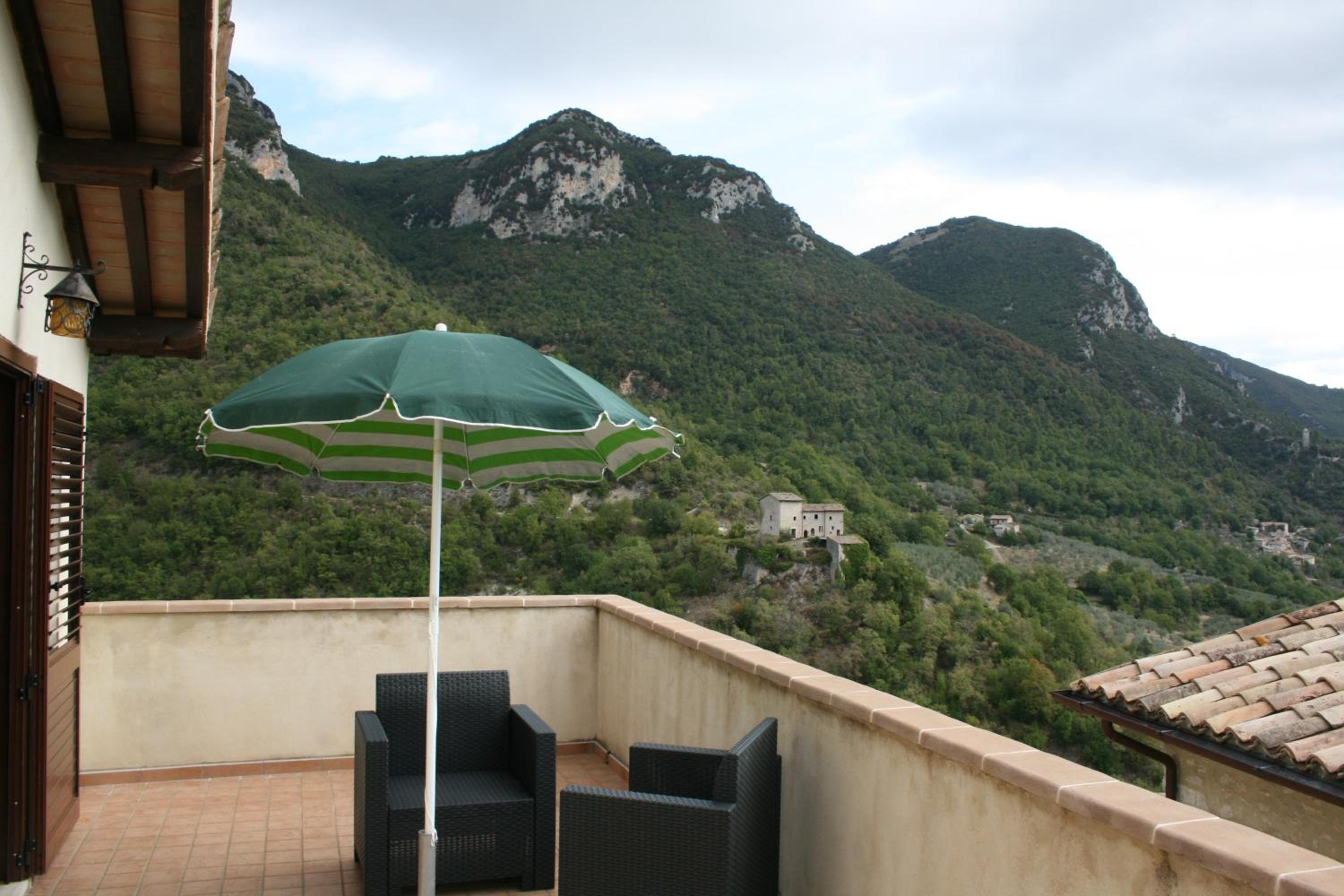 King Room with Balcony - Photo 4