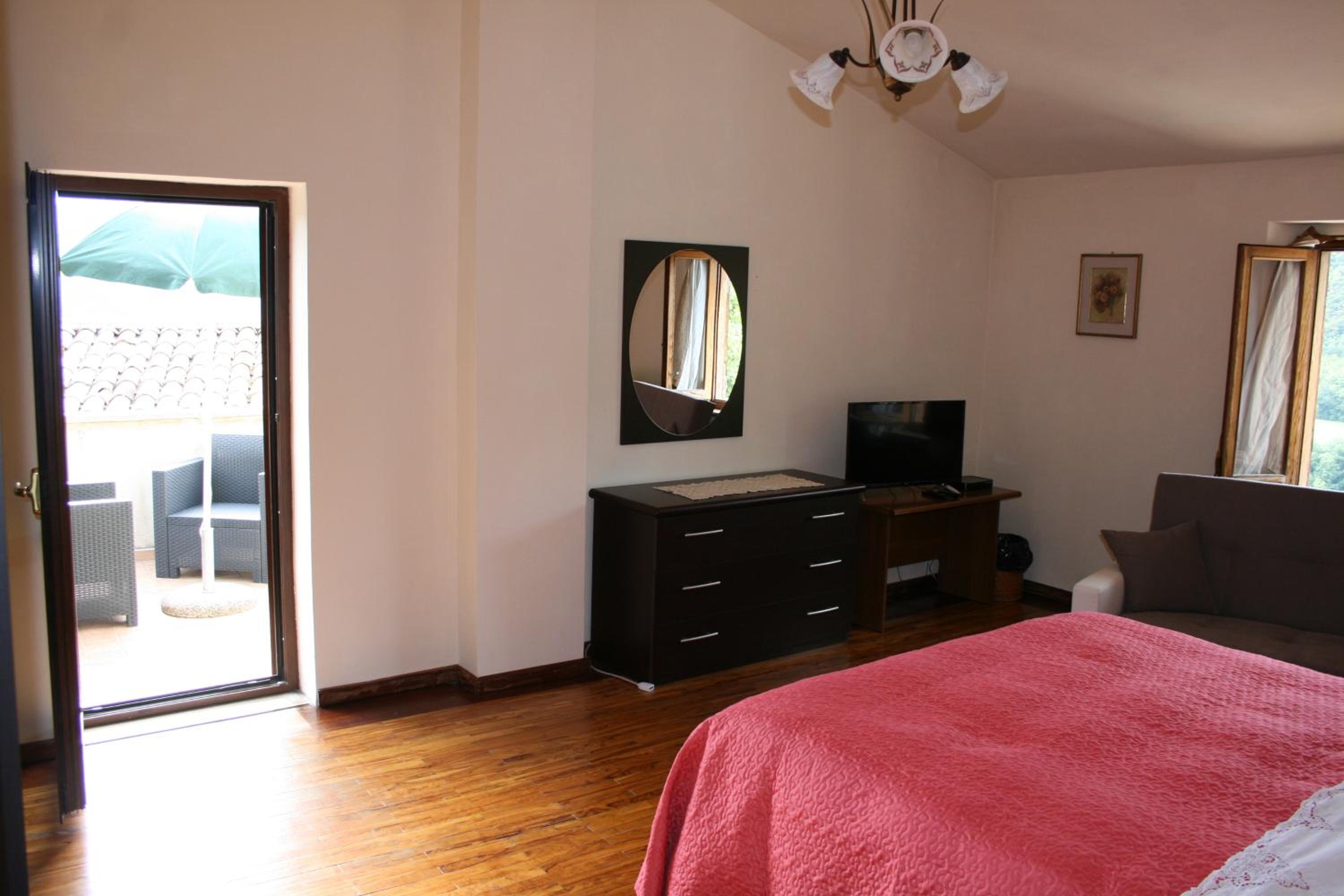 King Room with Balcony - Photo 7