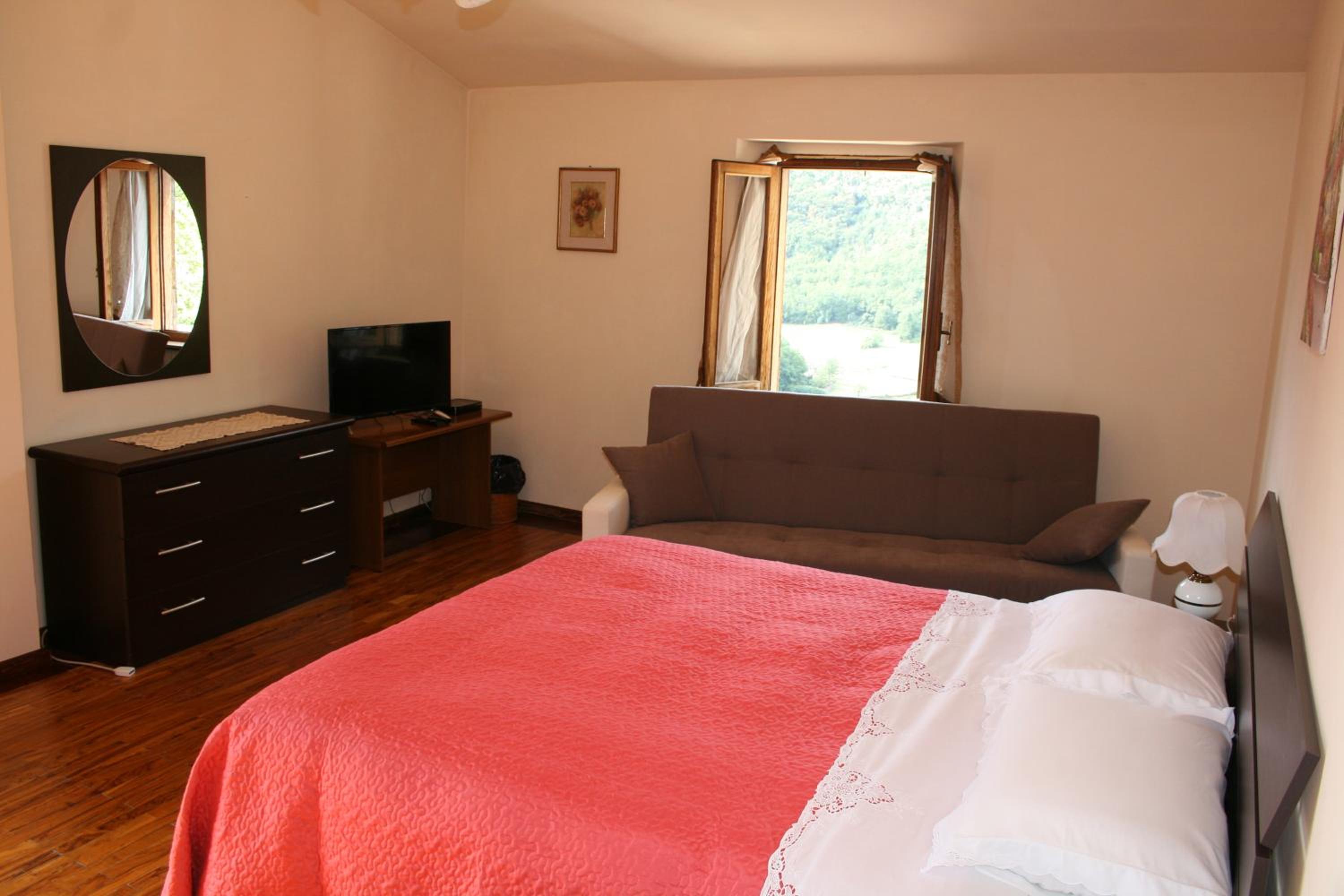 King Room with Balcony - Photo 5