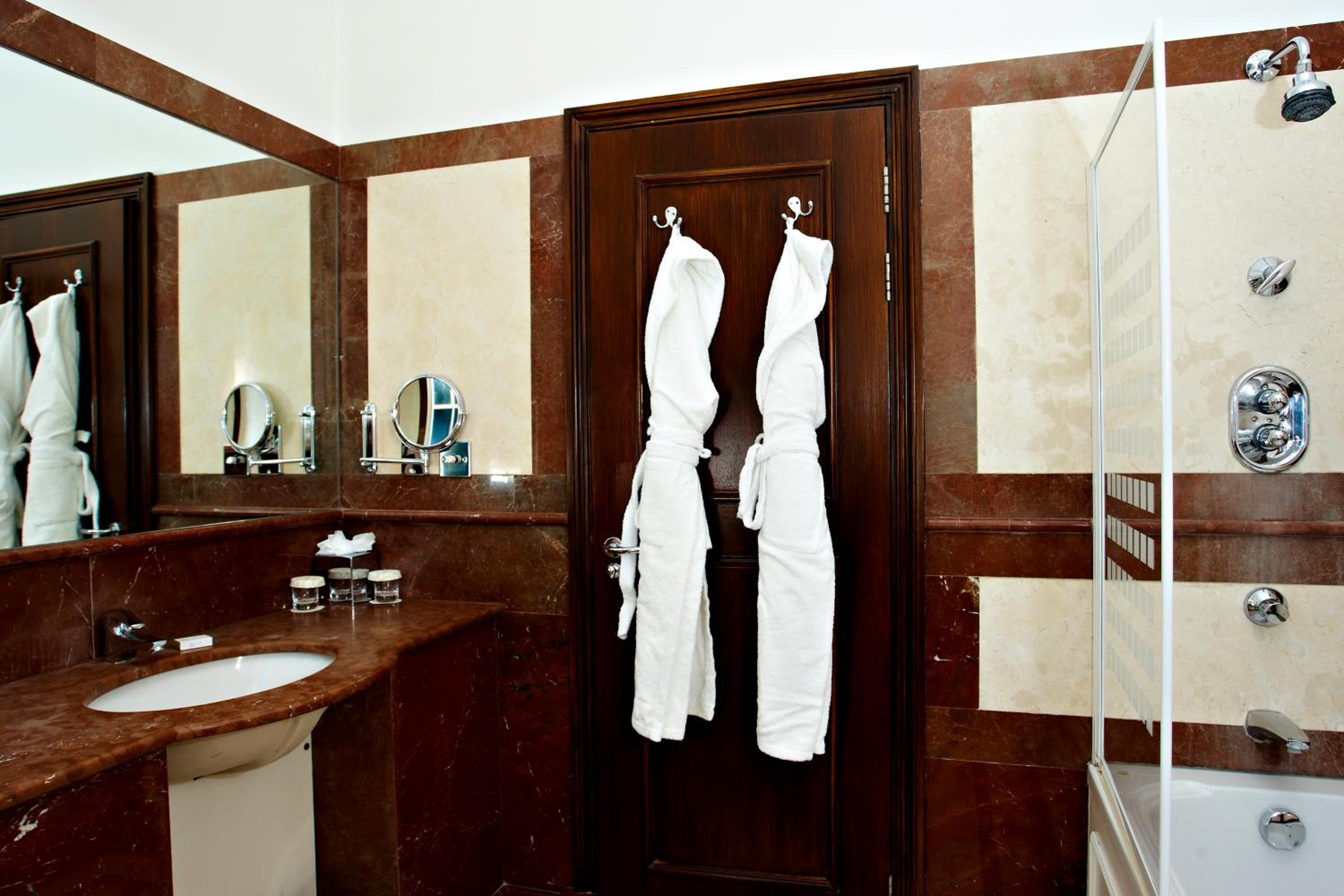Classic Double Room thumbnail 6
