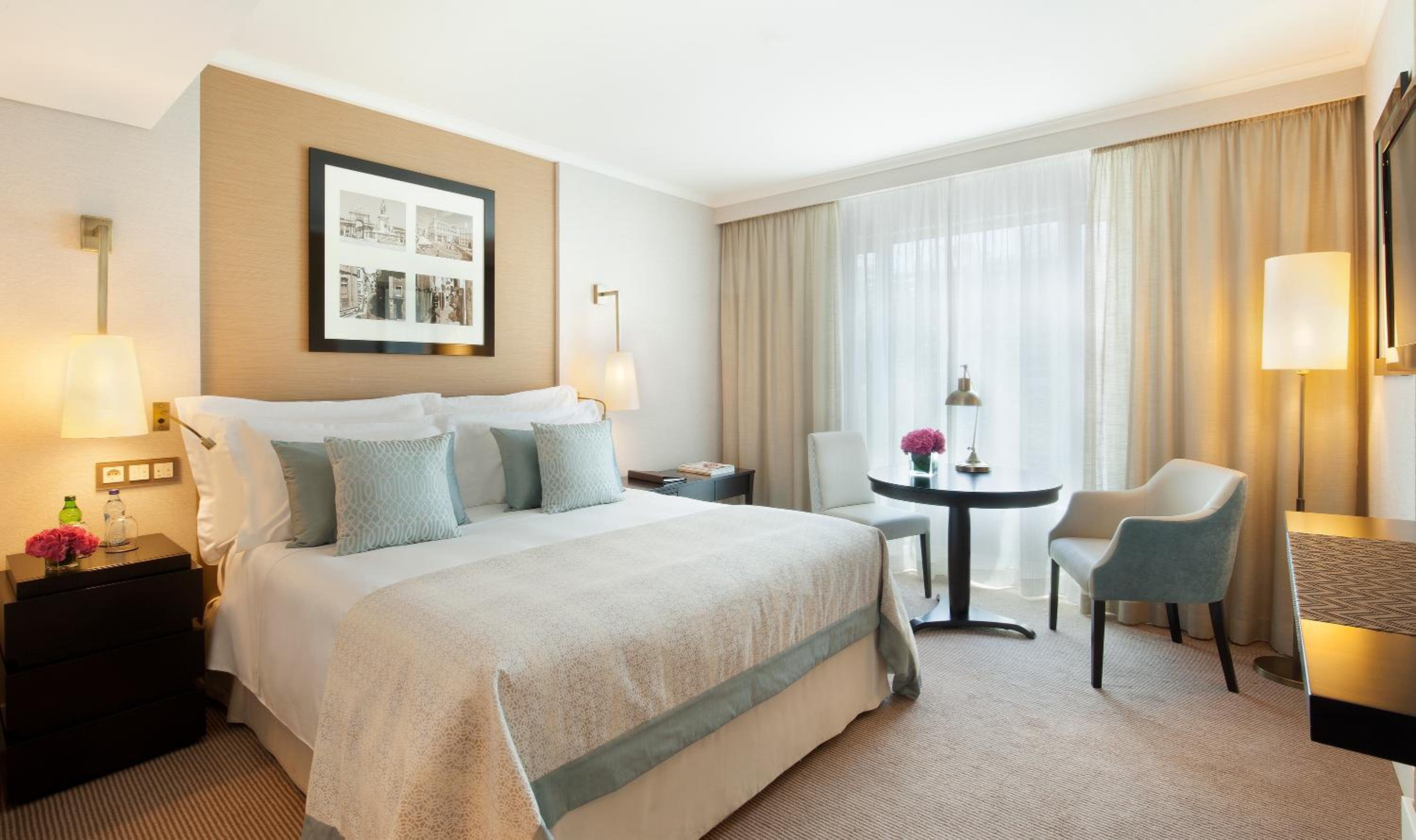 Superior Queen Room with One Queen Bed (Non Smoking)