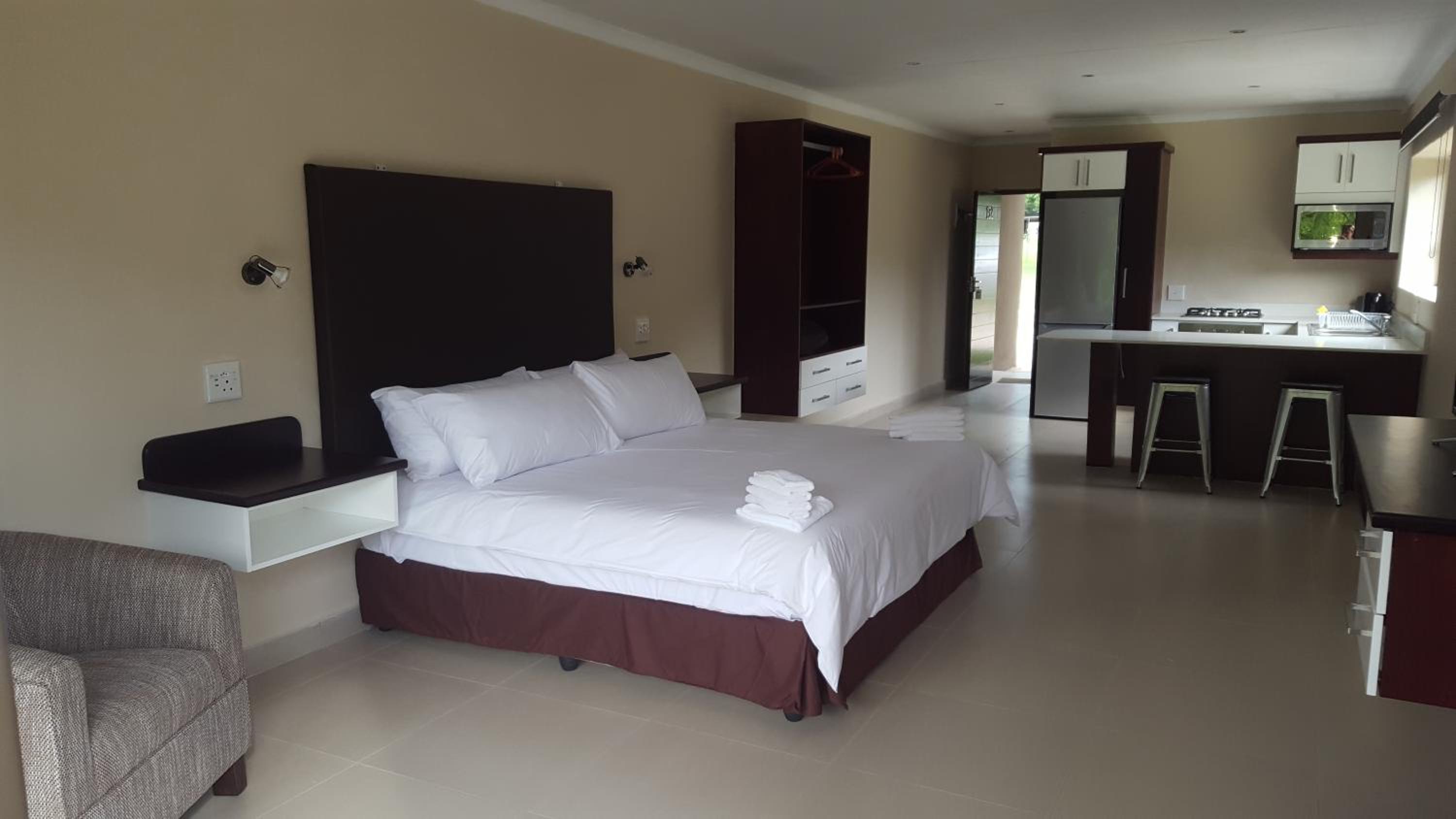 Suite with Side Lake Viewide - Photo 1