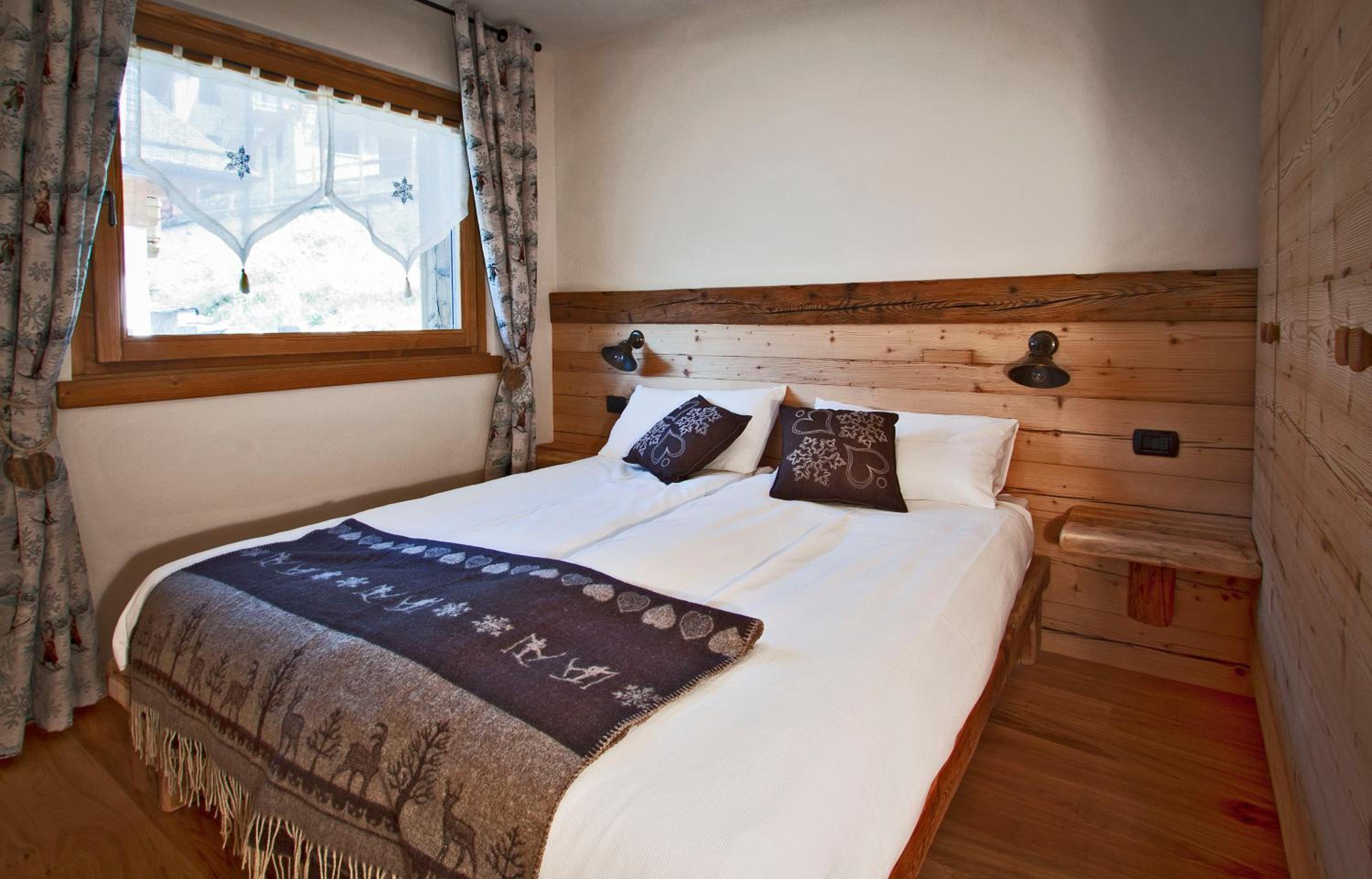 Two-Bedroom Apartment with Mountain View (6 Adults) photo 1