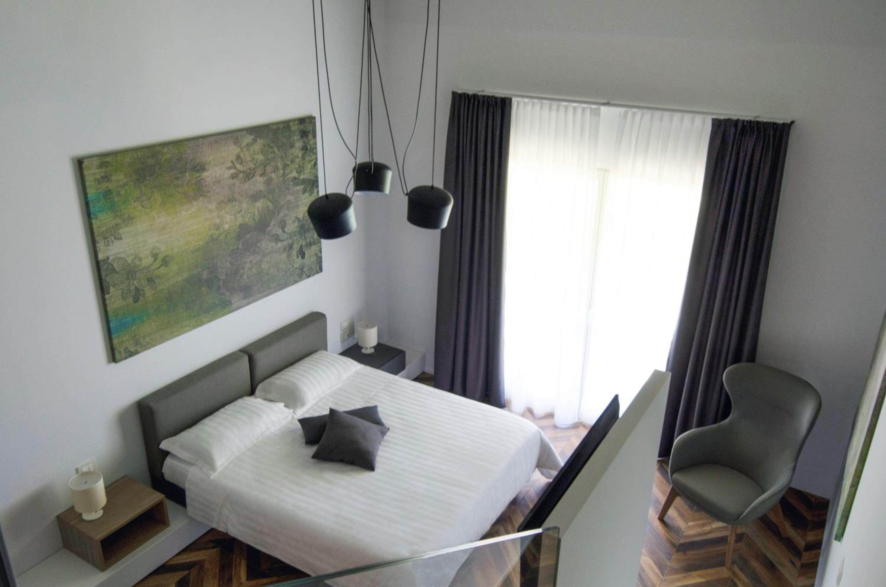 Suite with Balcony and Lake View photo 3