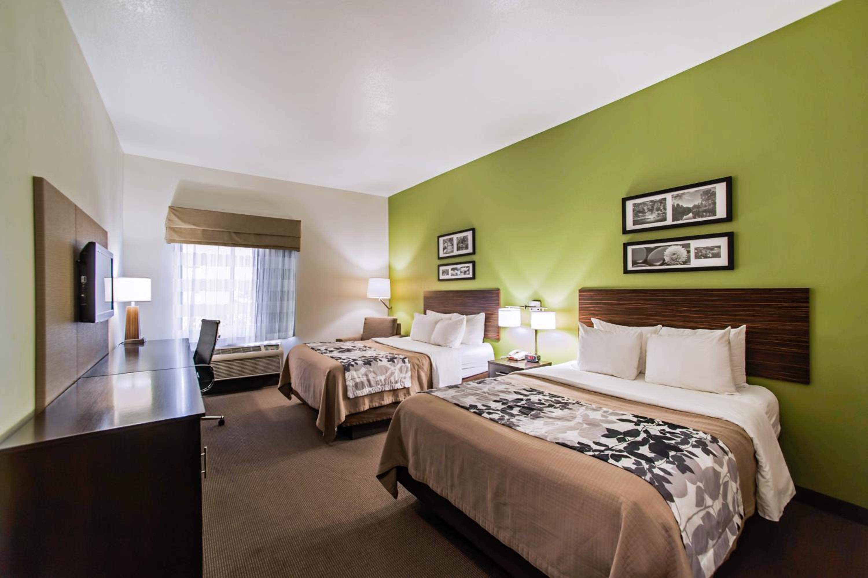 Standard Queen Room with Two Queen Beds - Non-Smoking - Photo 4